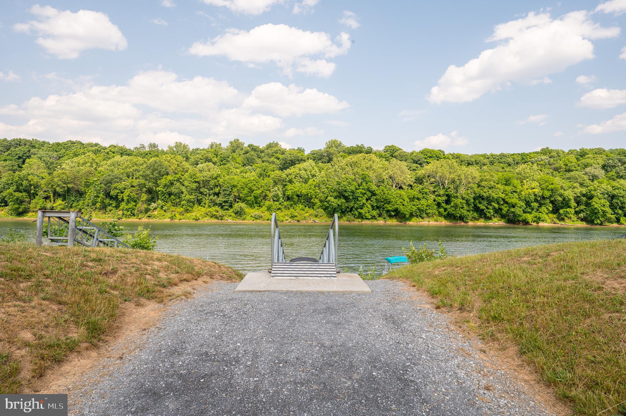 CROSSINGS ON THE POTOMAC - Land