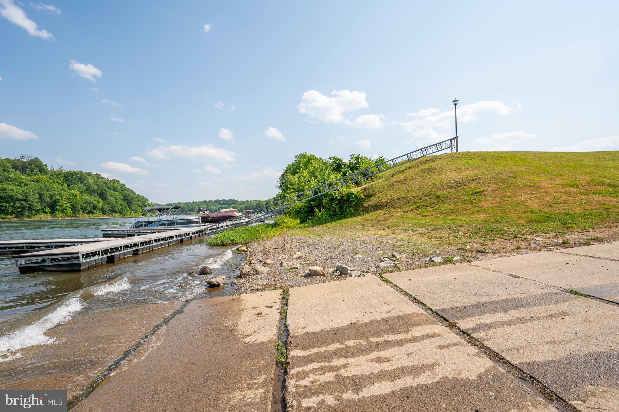 CROSSINGS ON THE POTOMAC - Land