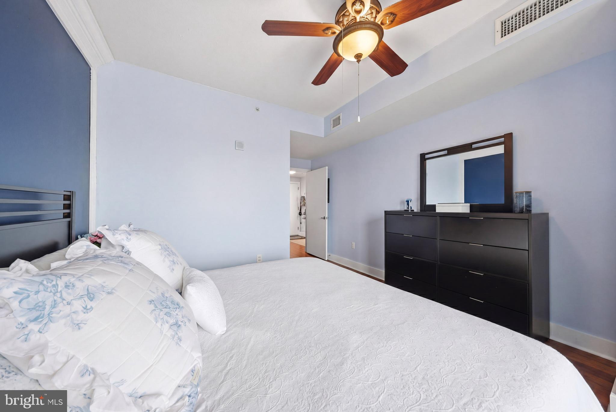 QUEEN VILLAGE - Residential