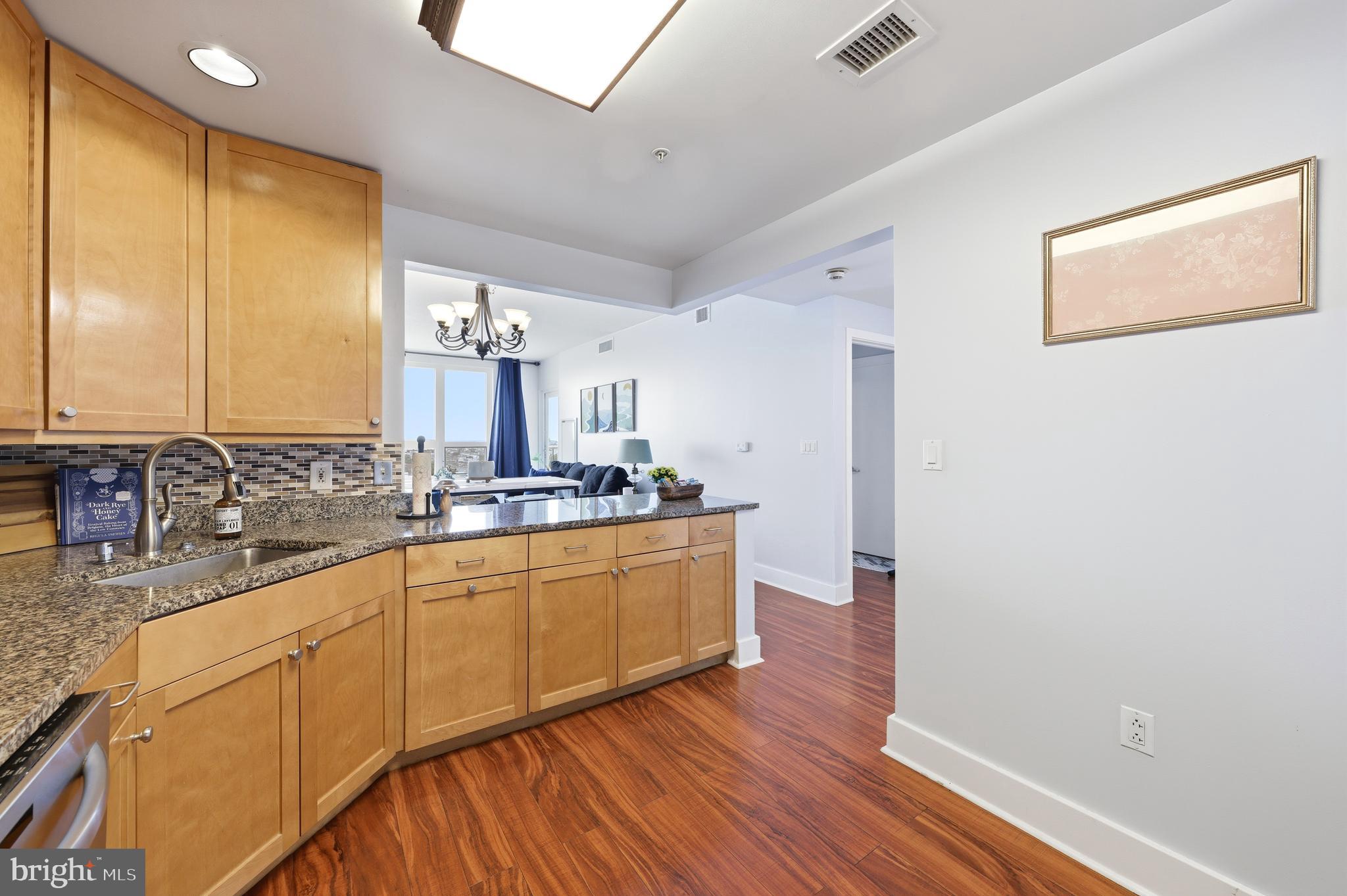 QUEEN VILLAGE - Residential