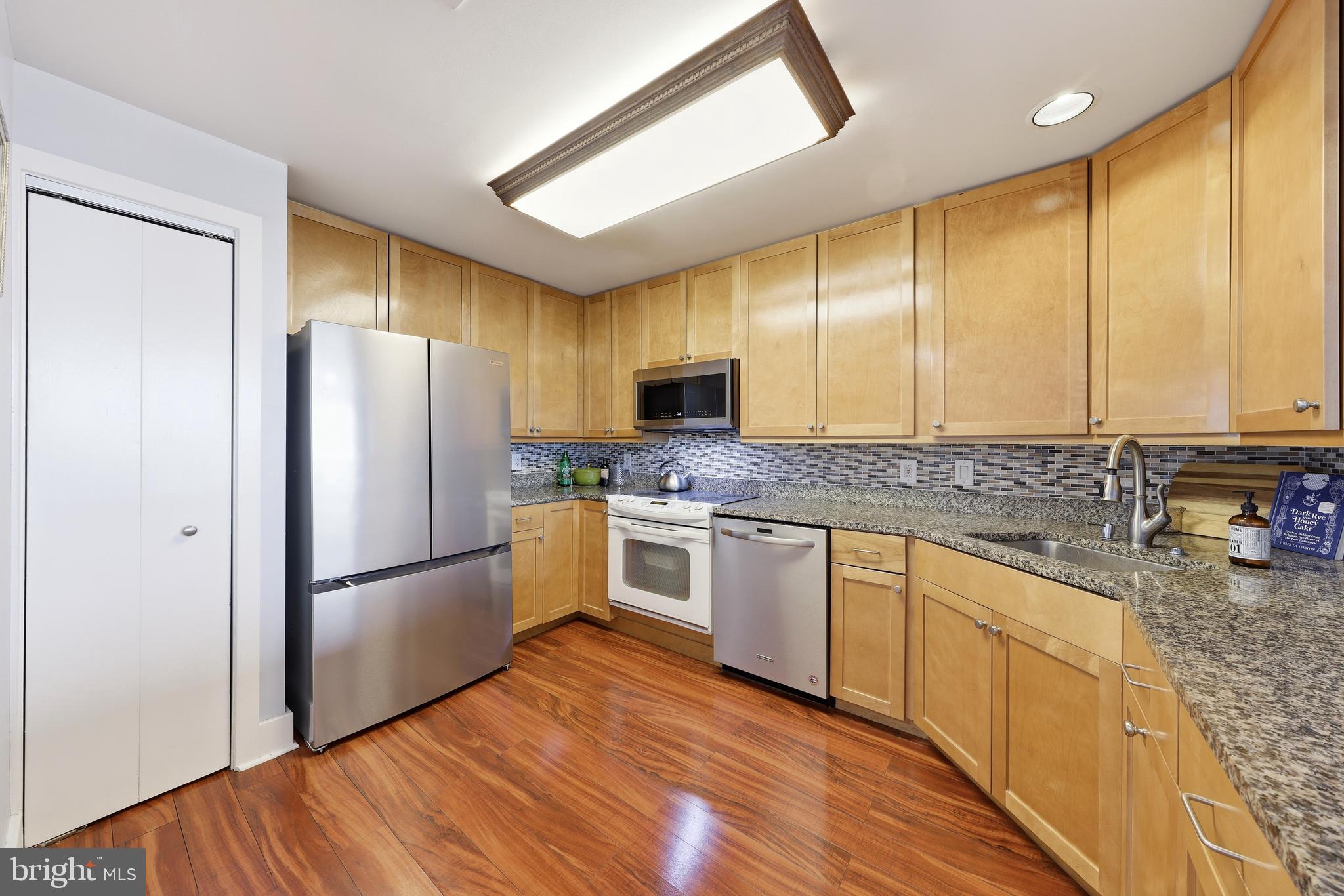 QUEEN VILLAGE - Residential