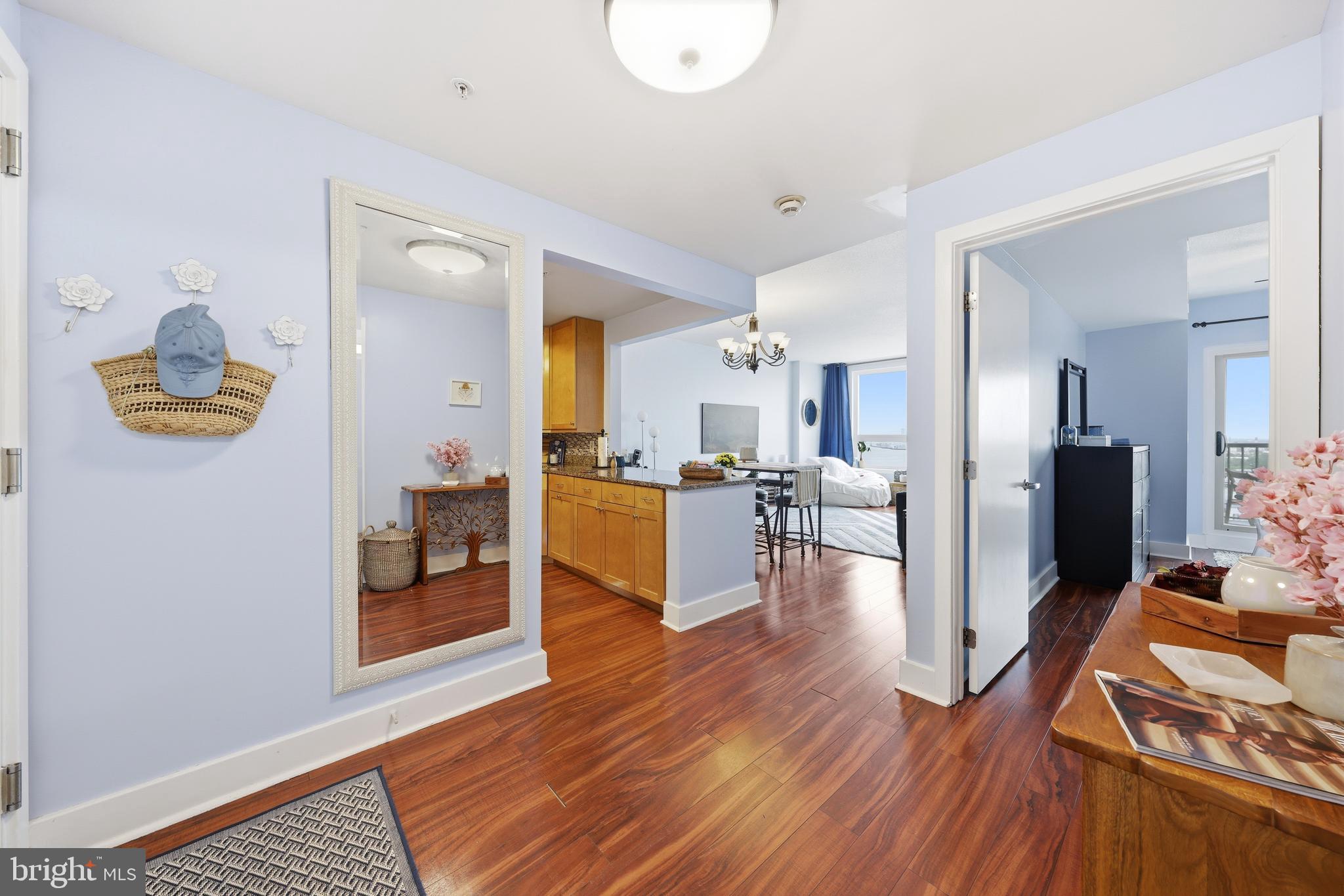 QUEEN VILLAGE - Residential