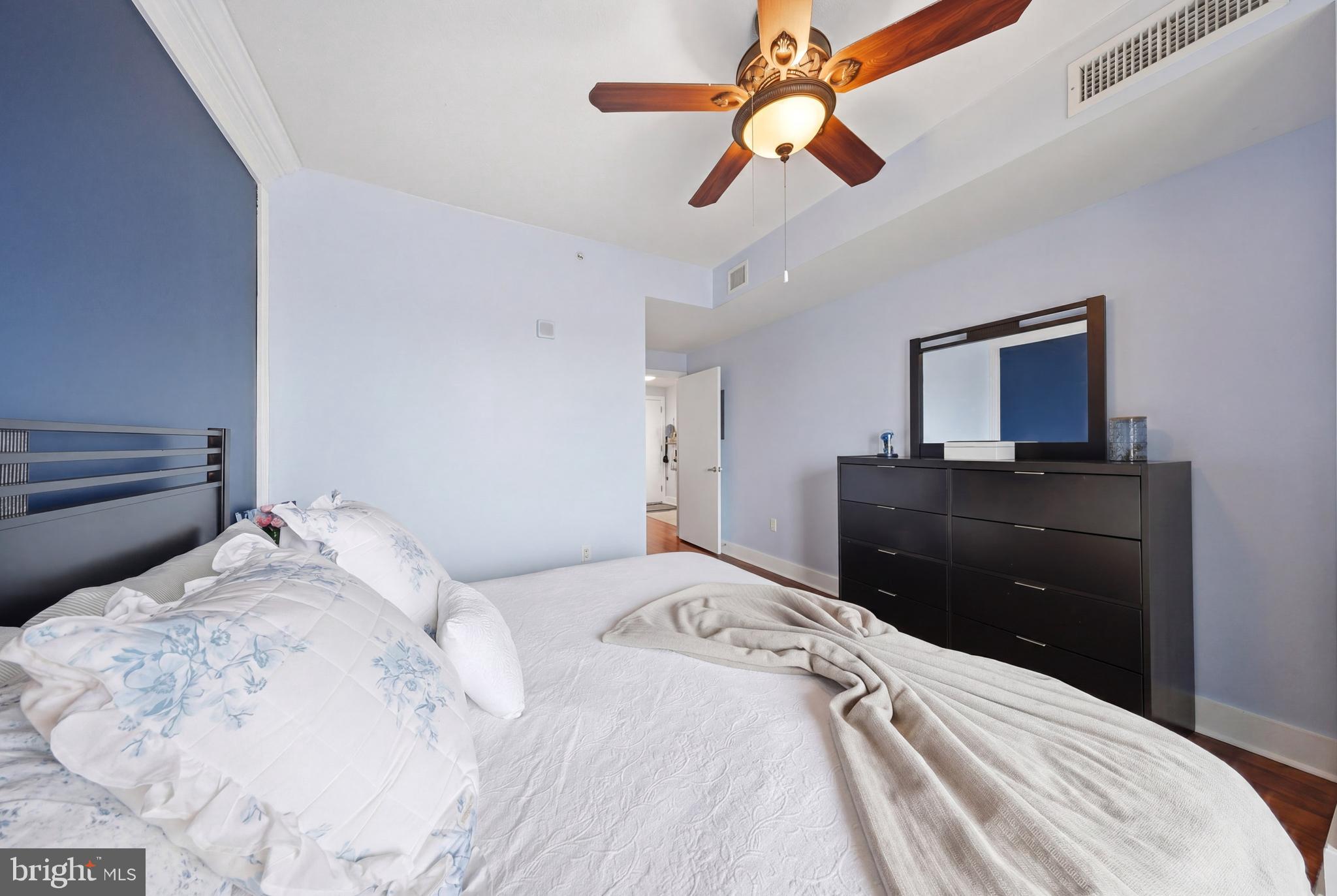 QUEEN VILLAGE - Residential