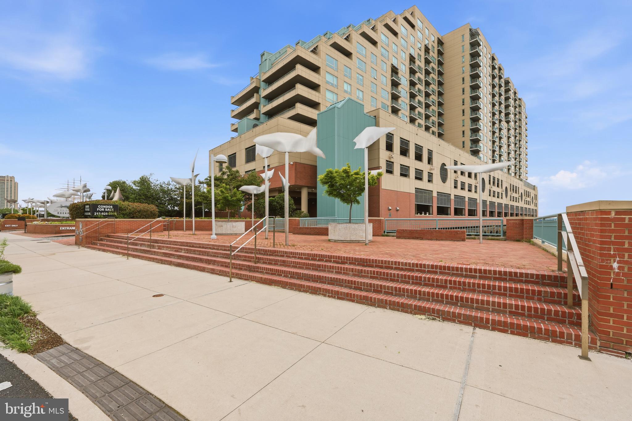 QUEEN VILLAGE - Residential