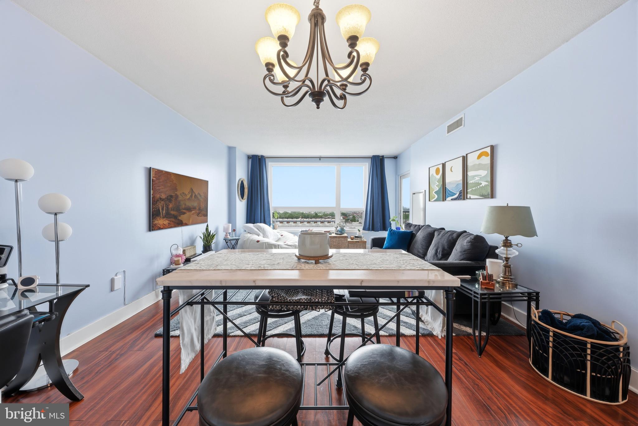 QUEEN VILLAGE - Residential