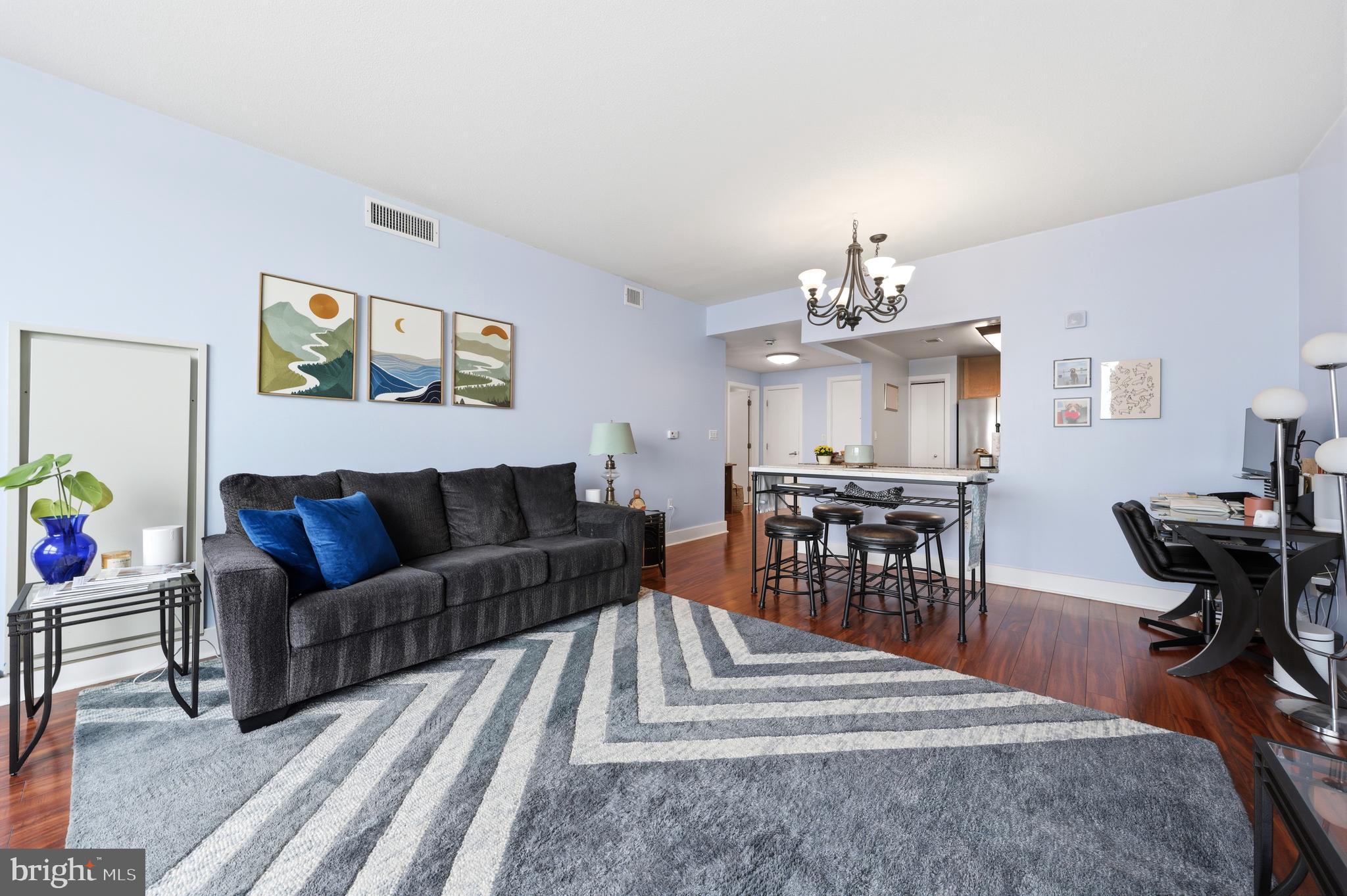 QUEEN VILLAGE - Residential