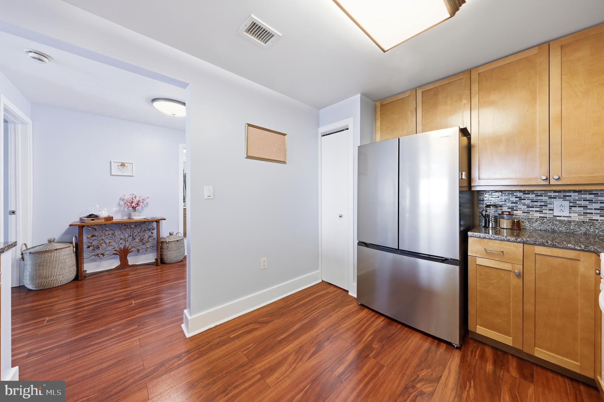 QUEEN VILLAGE - Residential