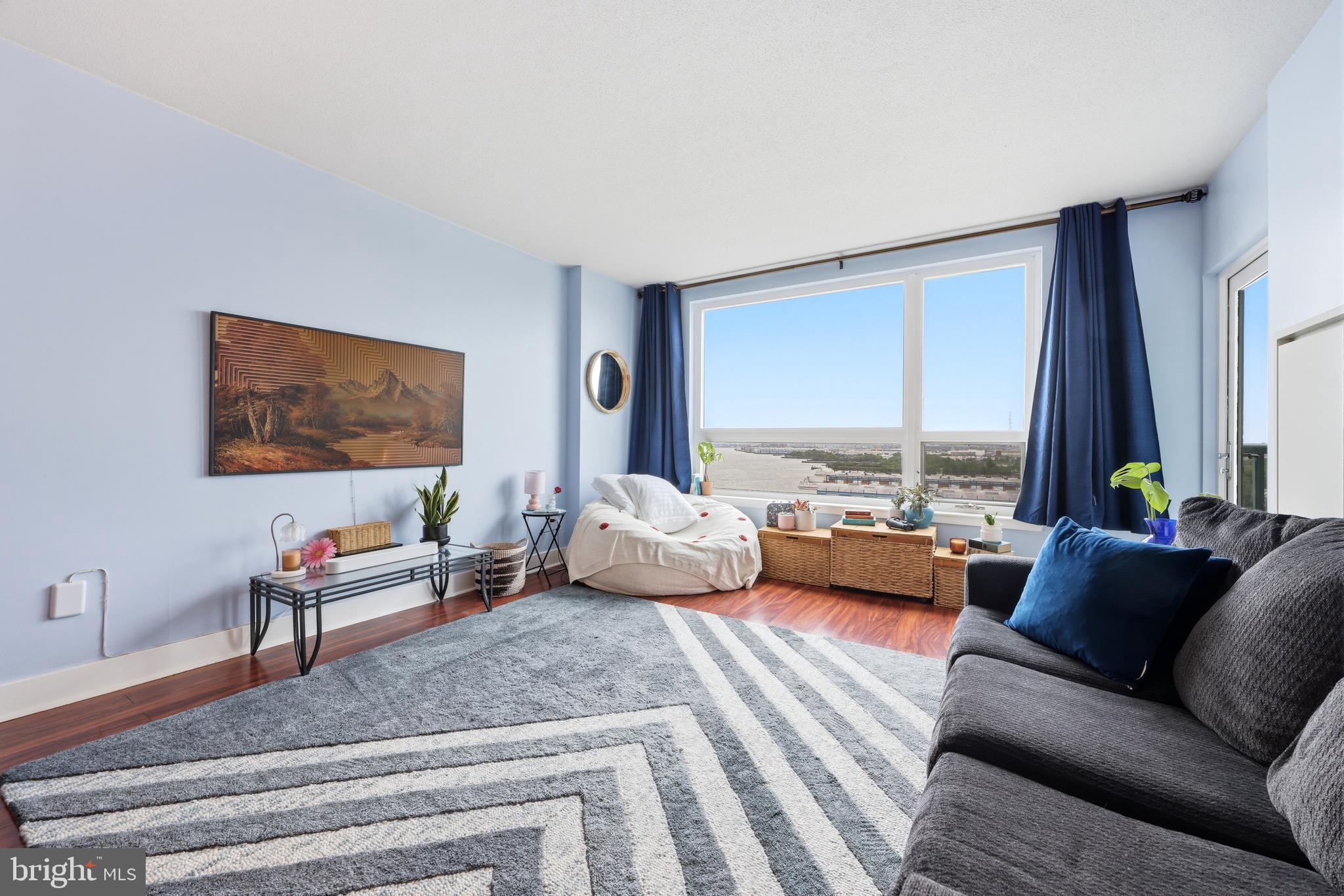 QUEEN VILLAGE - Residential