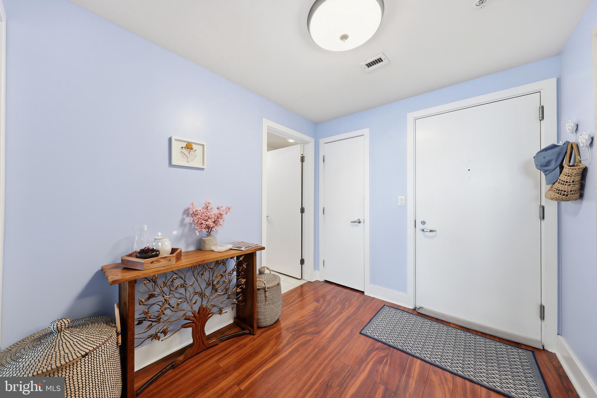 QUEEN VILLAGE - Residential