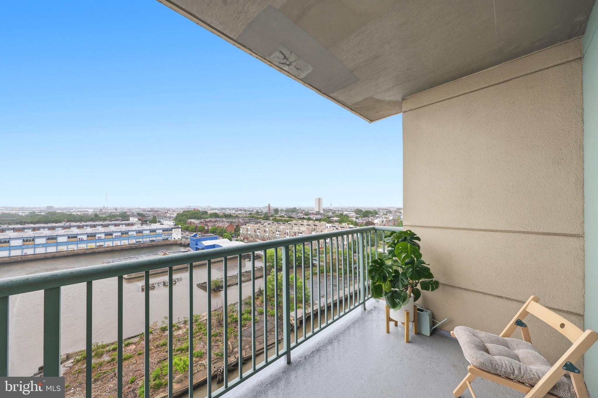 QUEEN VILLAGE - Residential