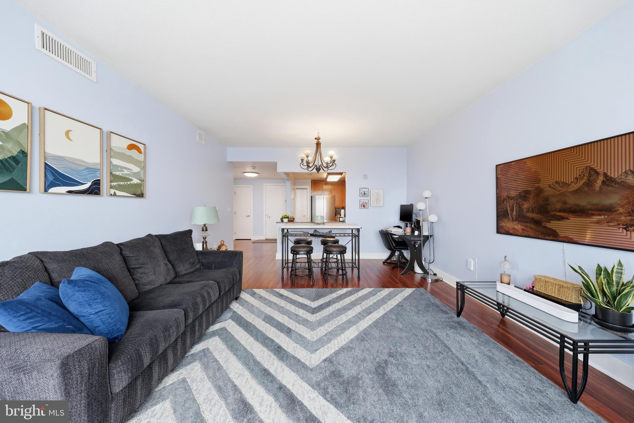QUEEN VILLAGE - Residential