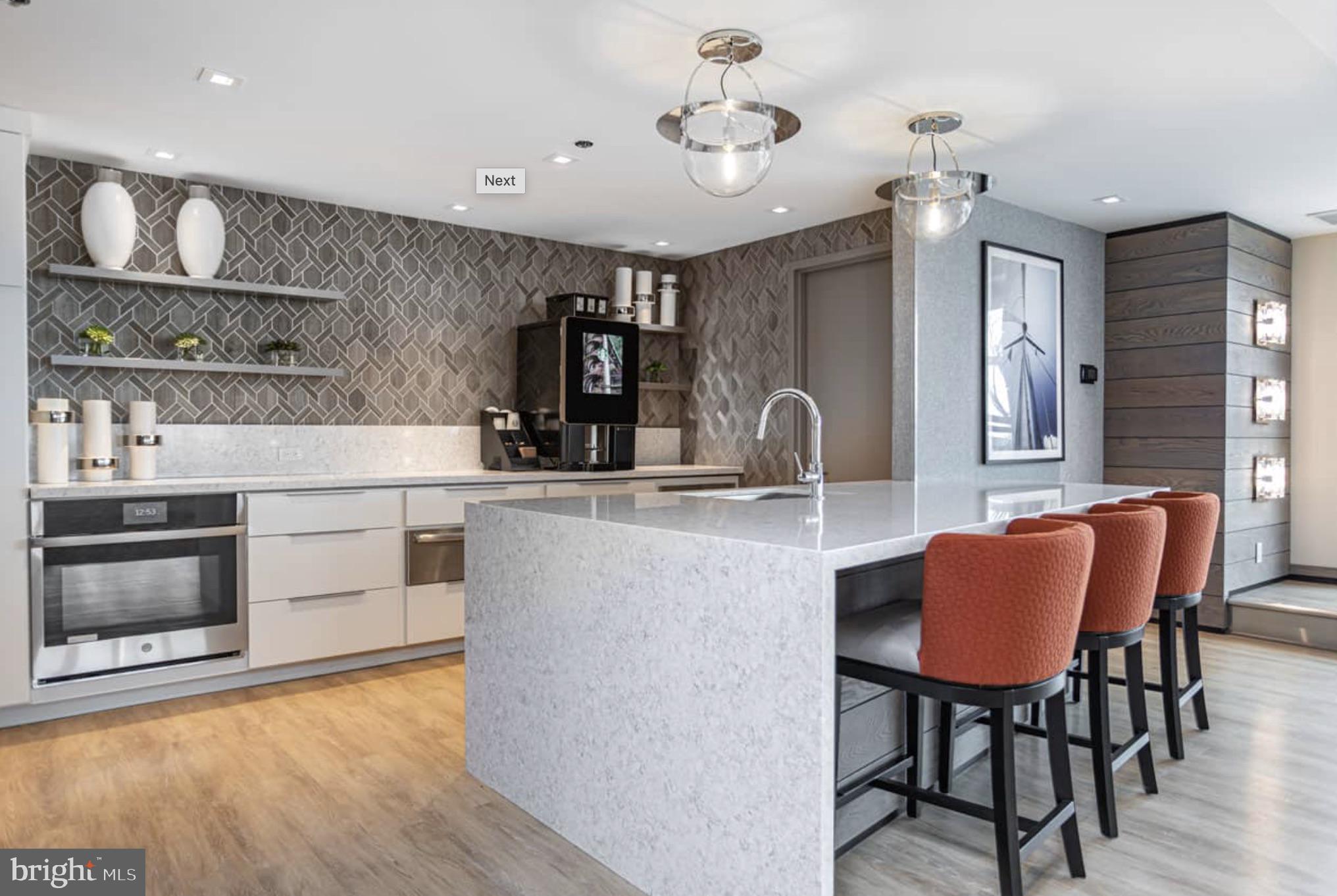 QUEEN VILLAGE - Residential