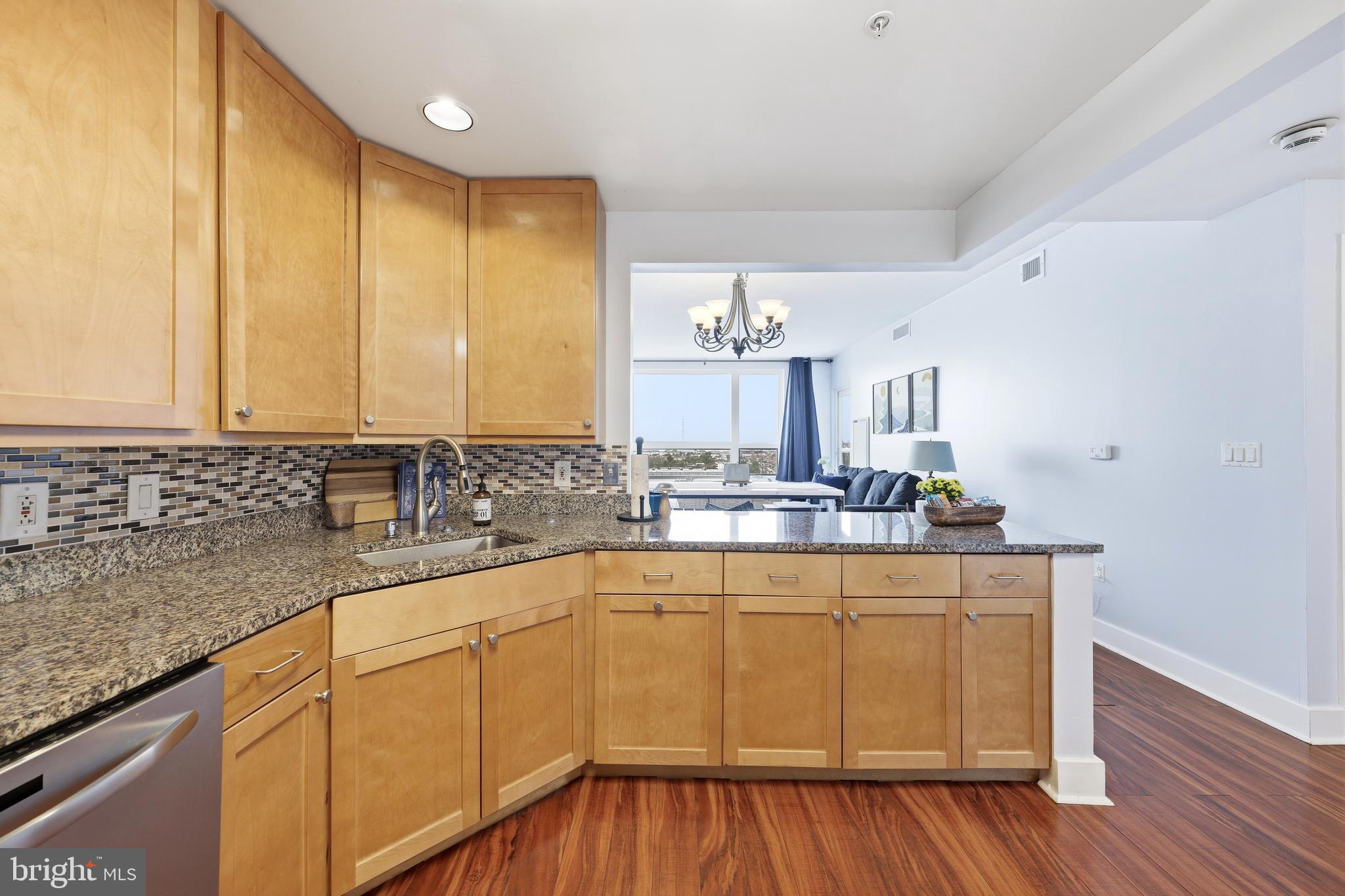 QUEEN VILLAGE - Residential