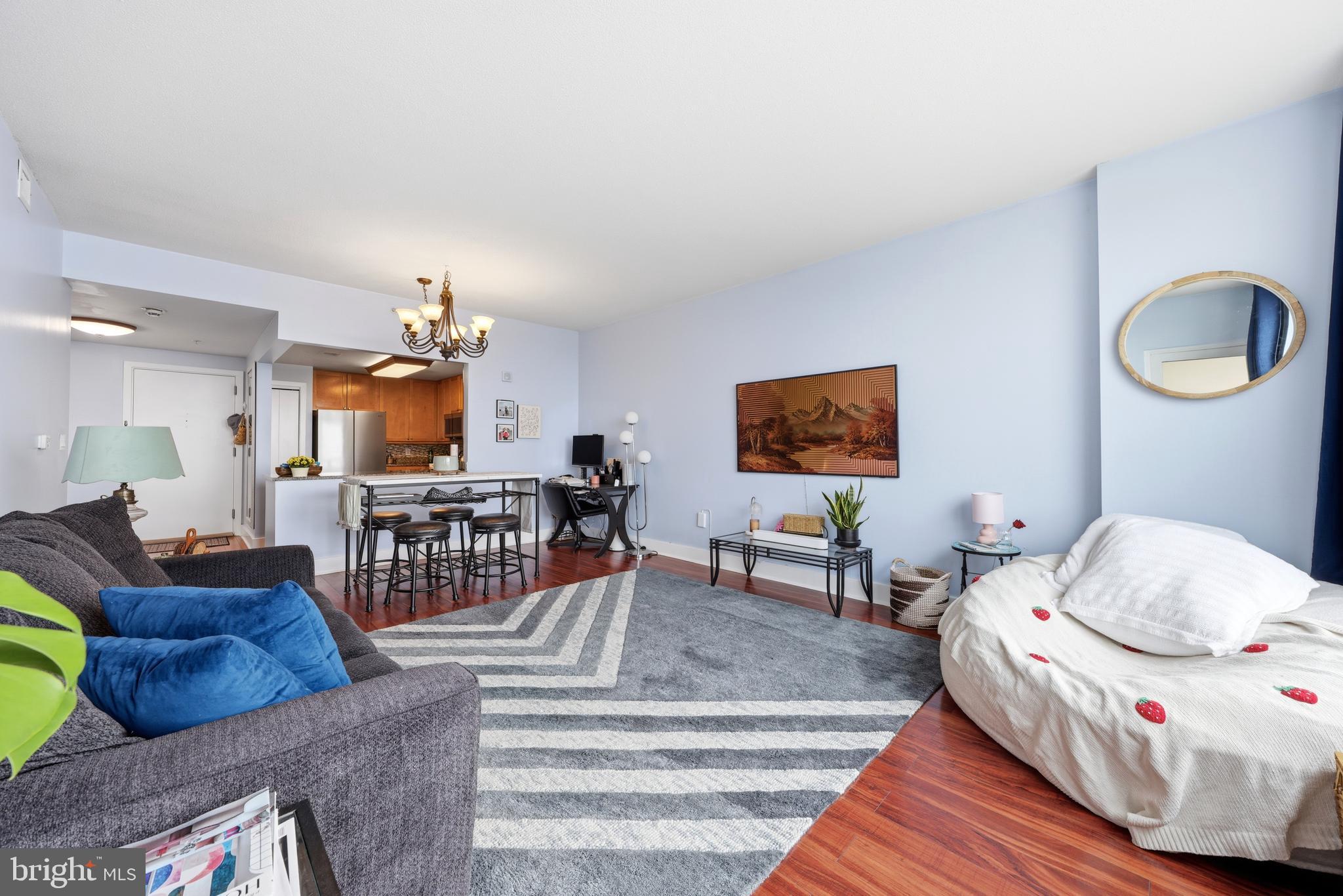 QUEEN VILLAGE - Residential