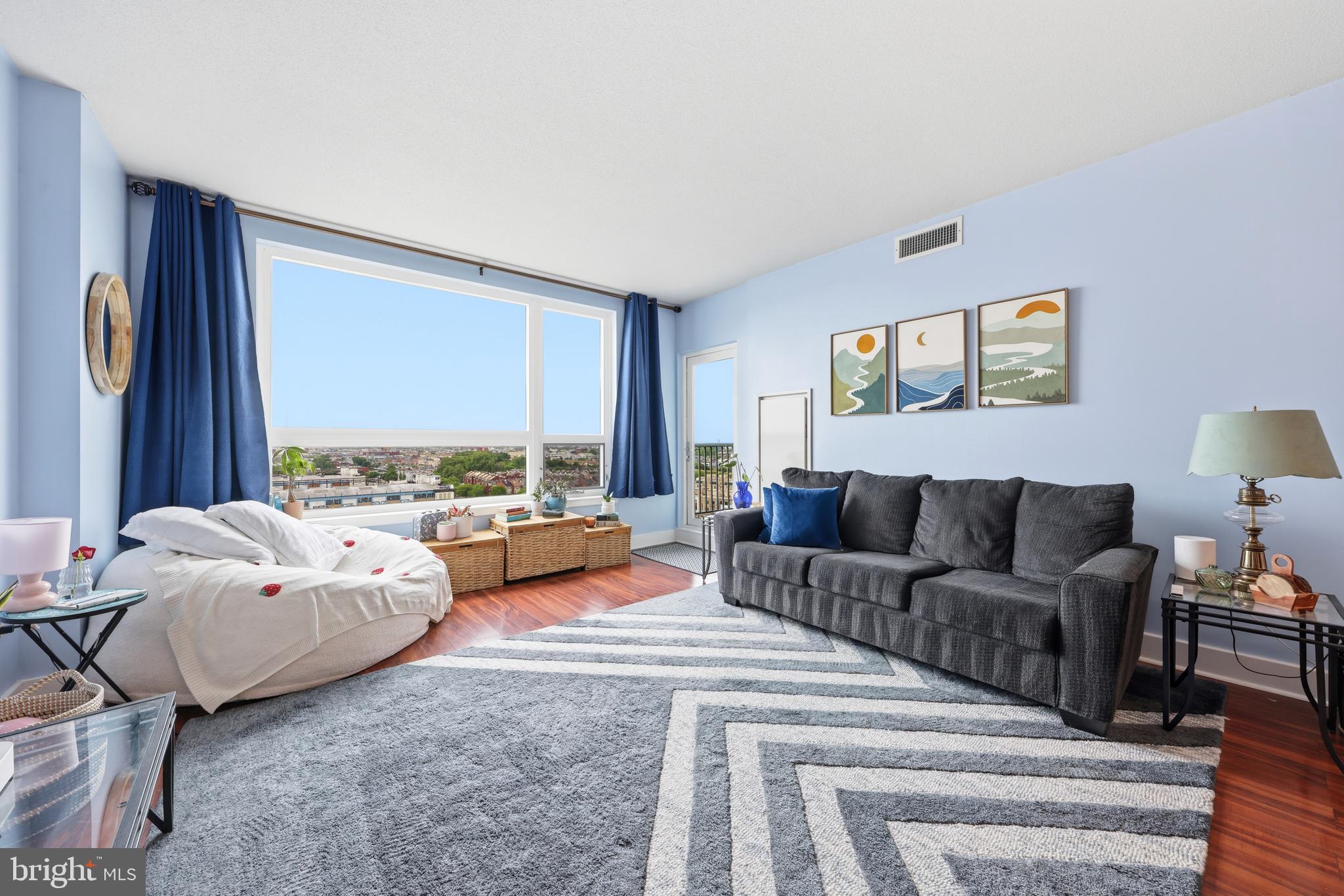 QUEEN VILLAGE - Residential