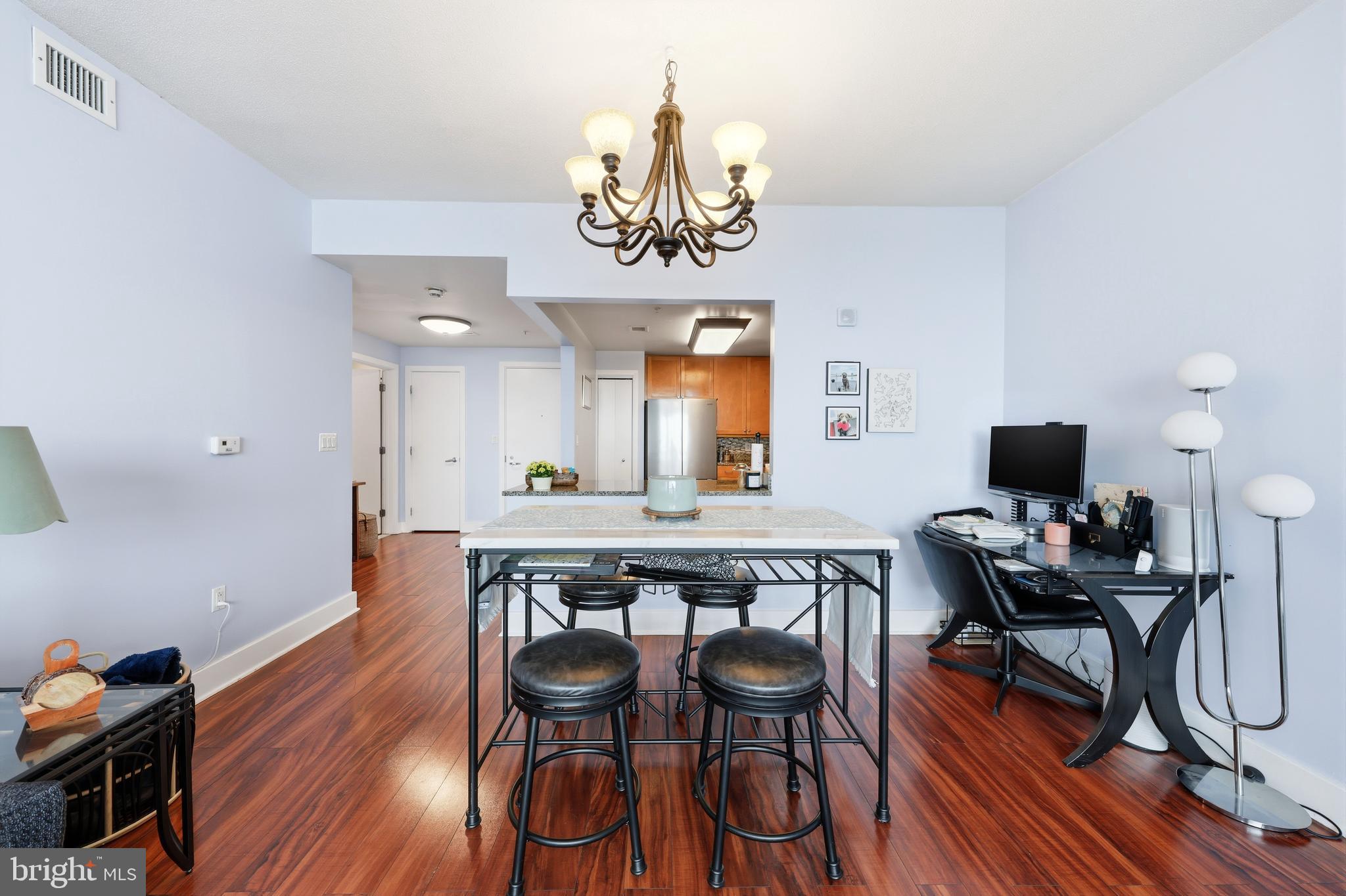 QUEEN VILLAGE - Residential