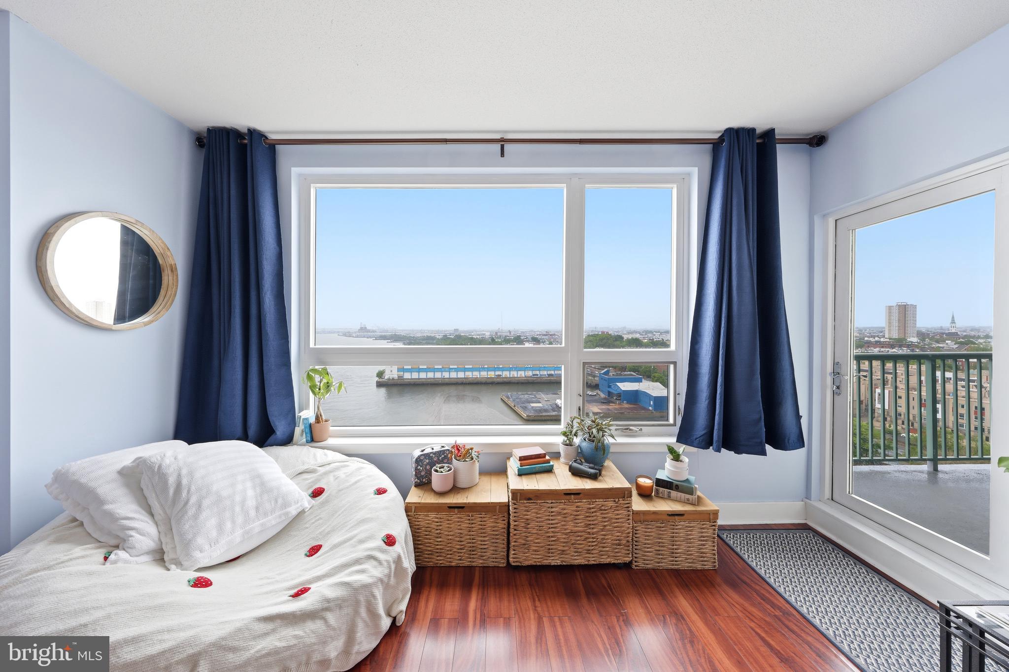 QUEEN VILLAGE - Residential