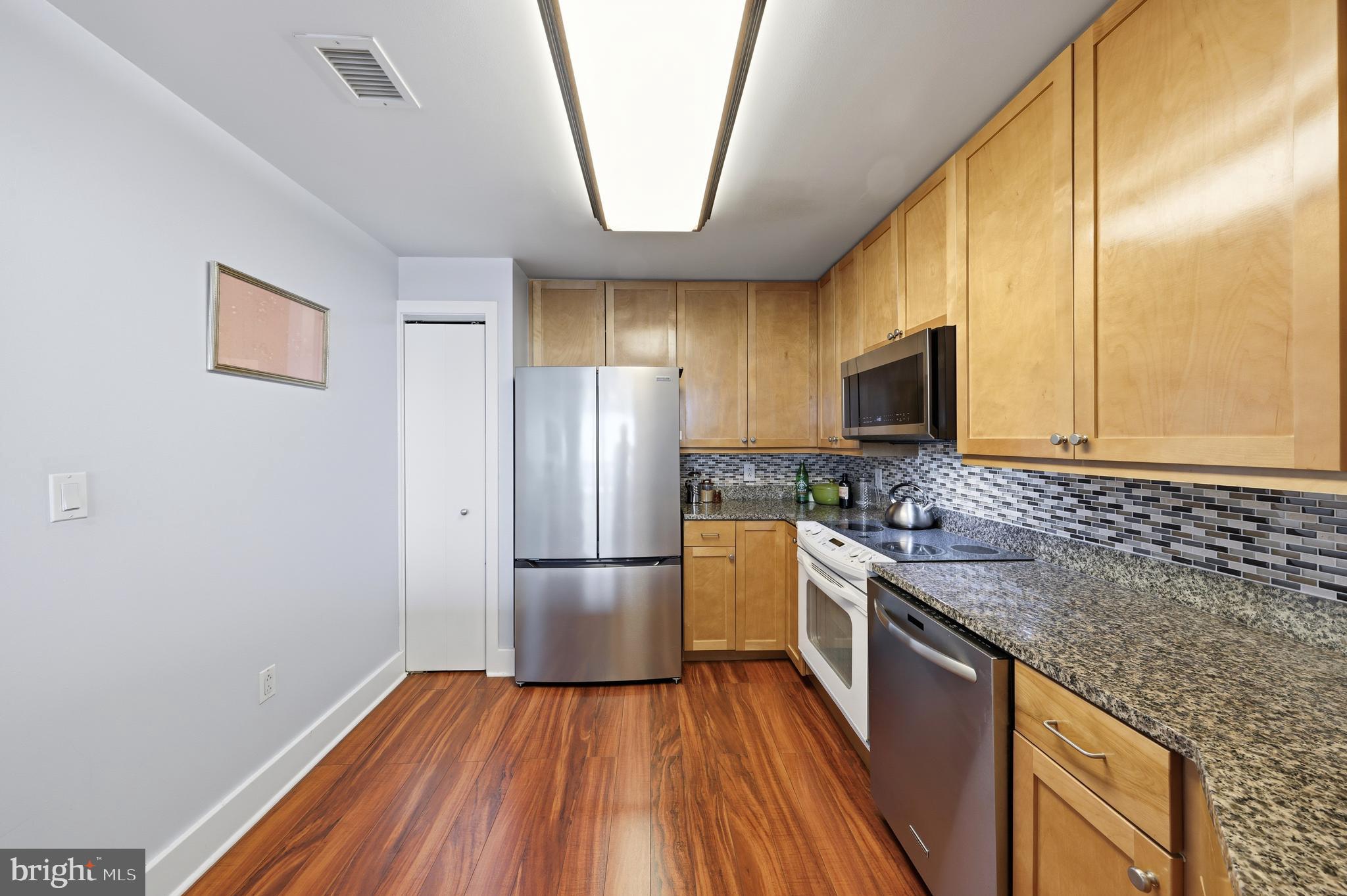 QUEEN VILLAGE - Residential