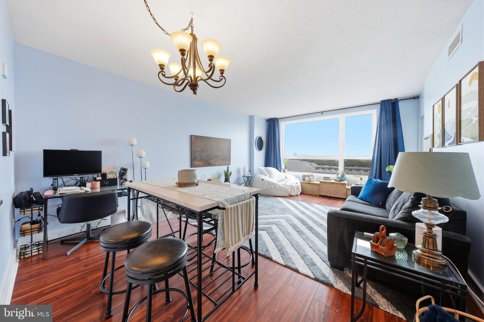 QUEEN VILLAGE - Residential