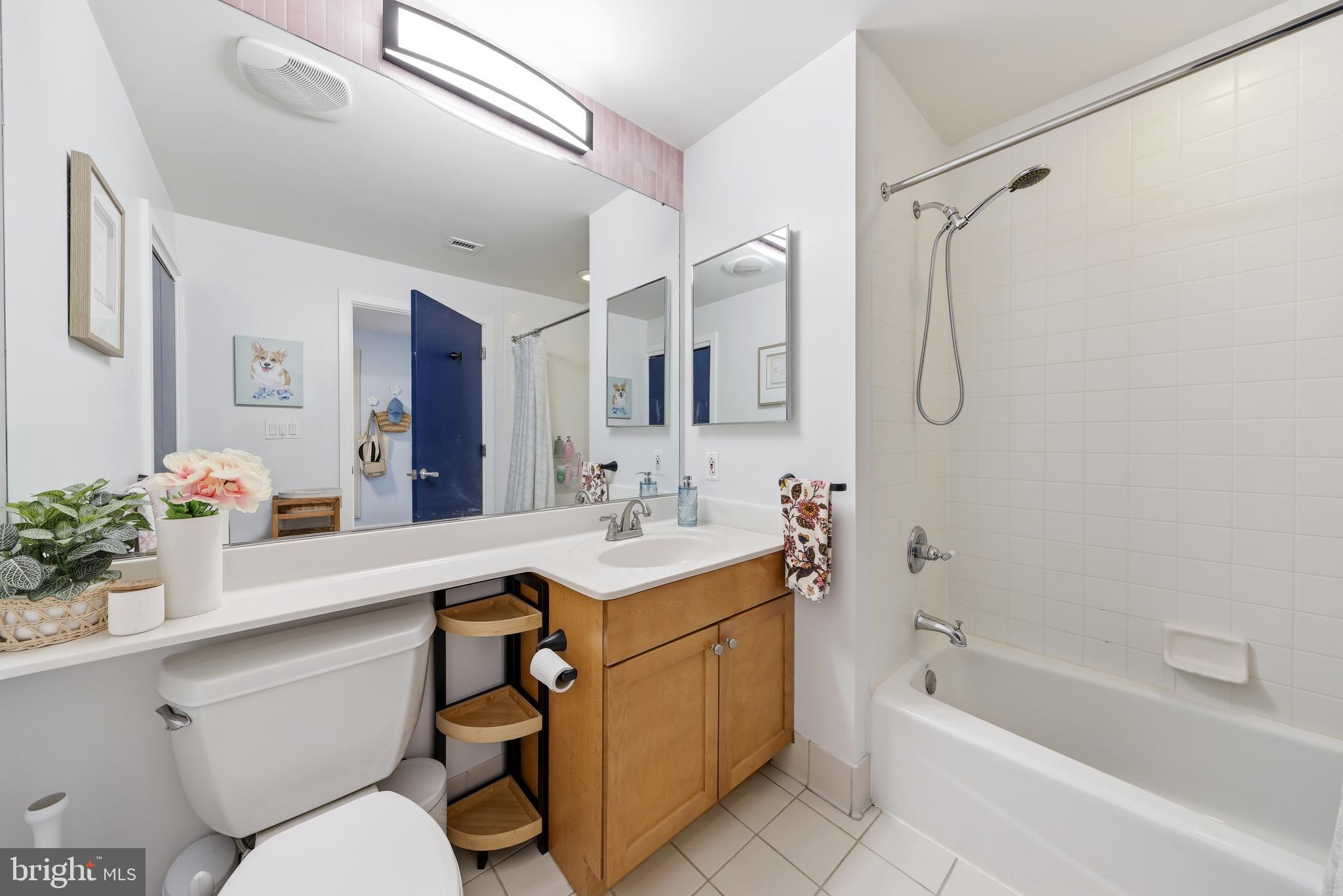 QUEEN VILLAGE - Residential