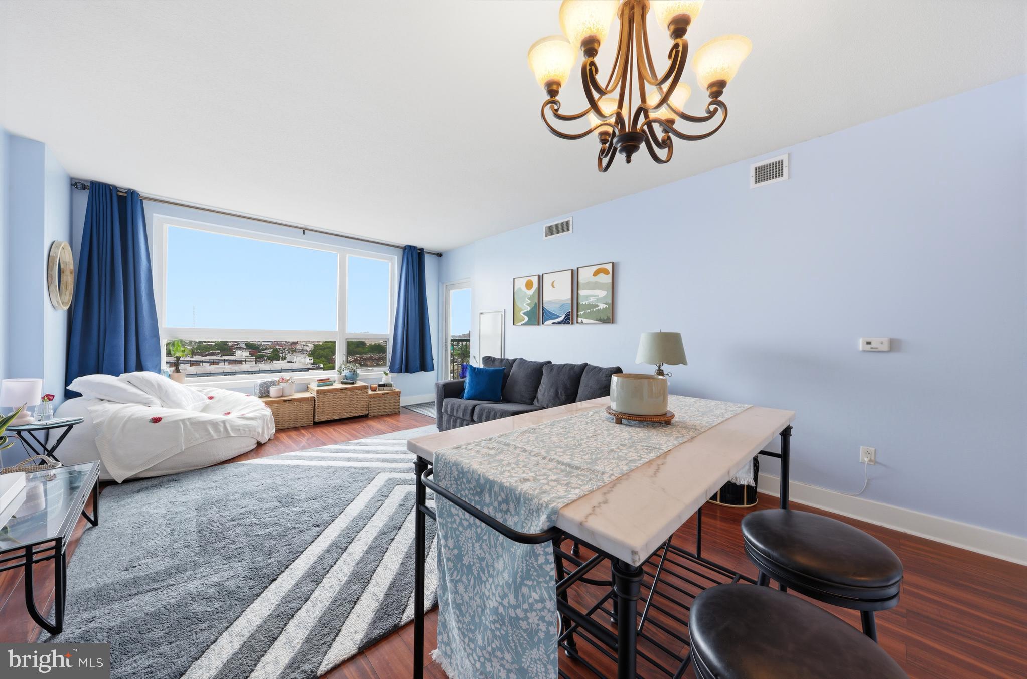 QUEEN VILLAGE - Residential