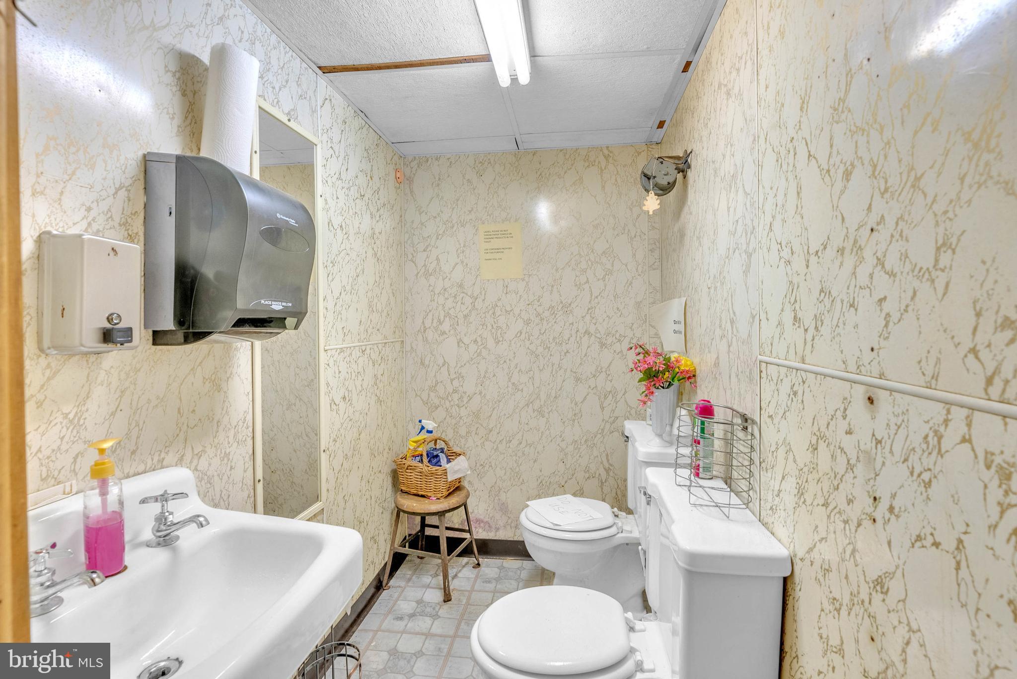 PHILADELPHIA (WEST) - Commercial Sale