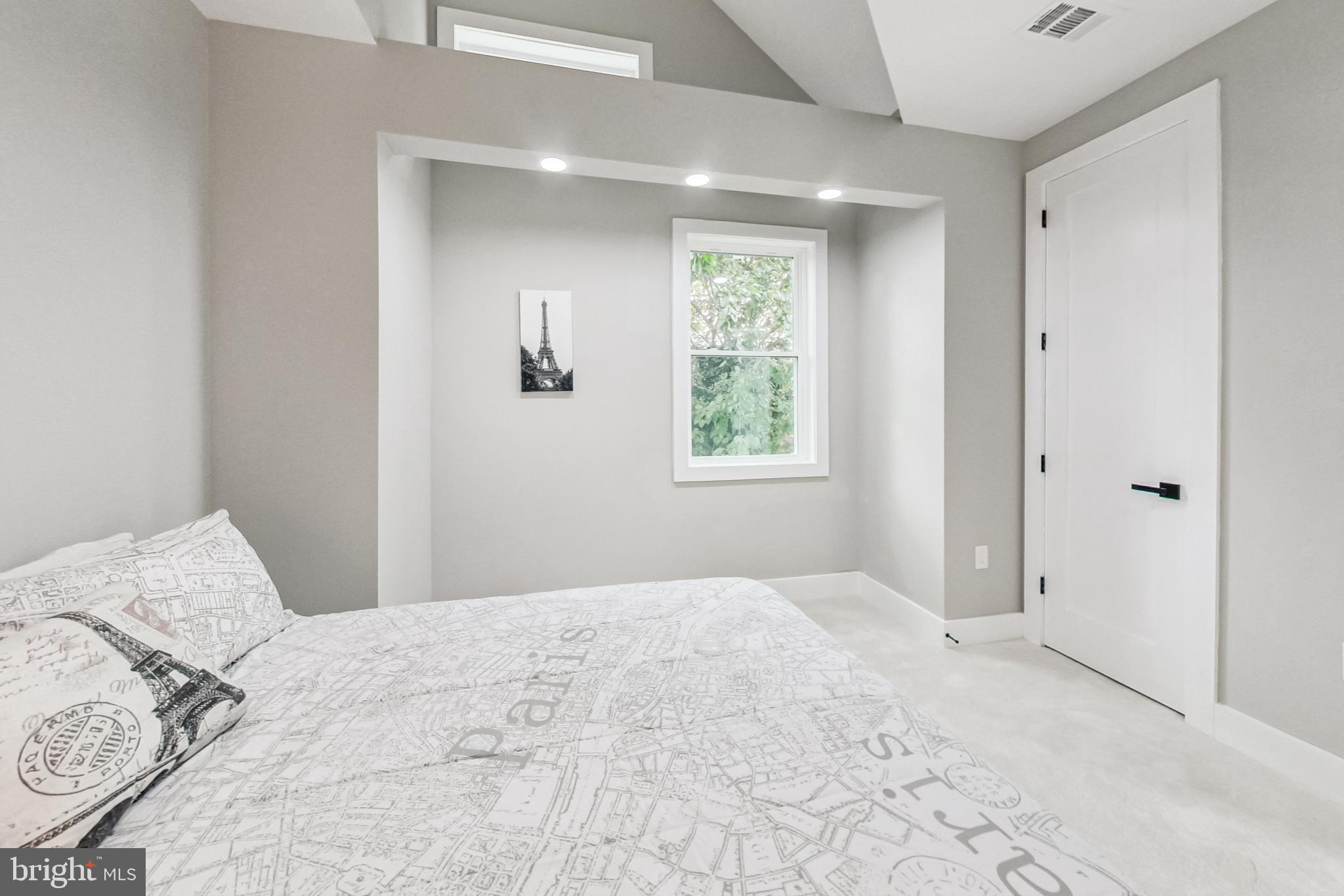 KENSINGTON HEIGHTS - Residential