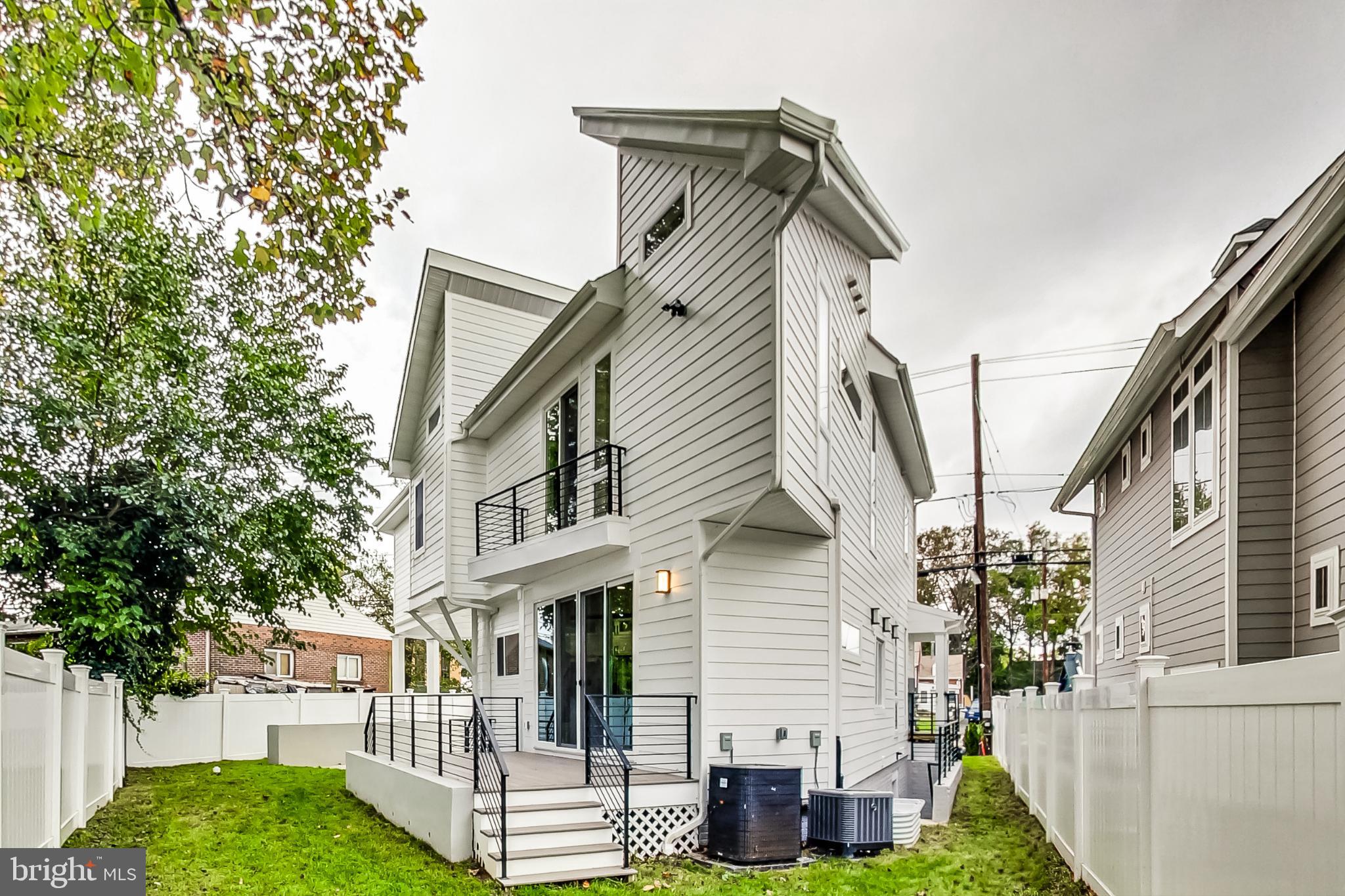 KENSINGTON HEIGHTS - Residential