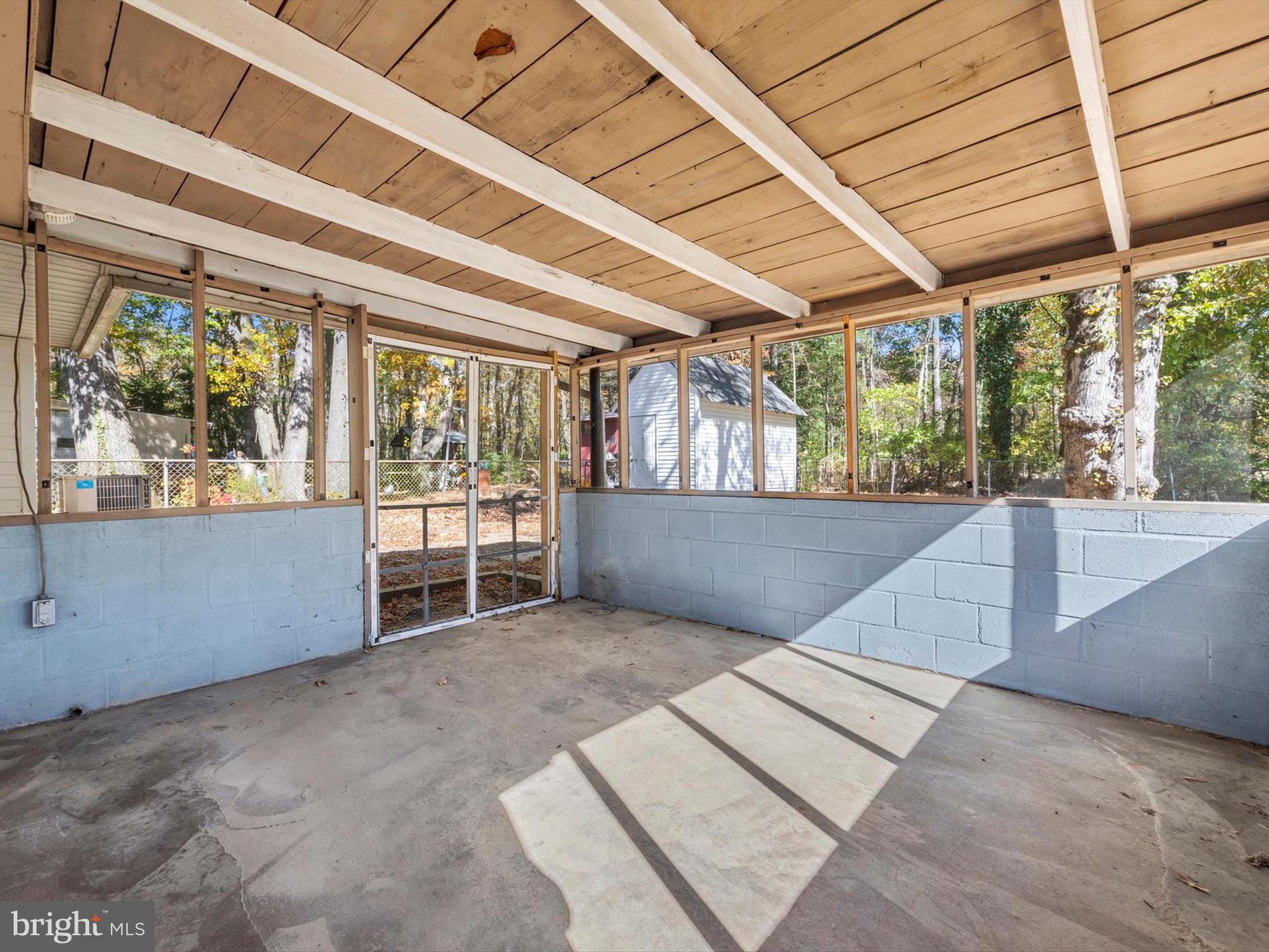 BEAUTY BEACH - Residential Lease