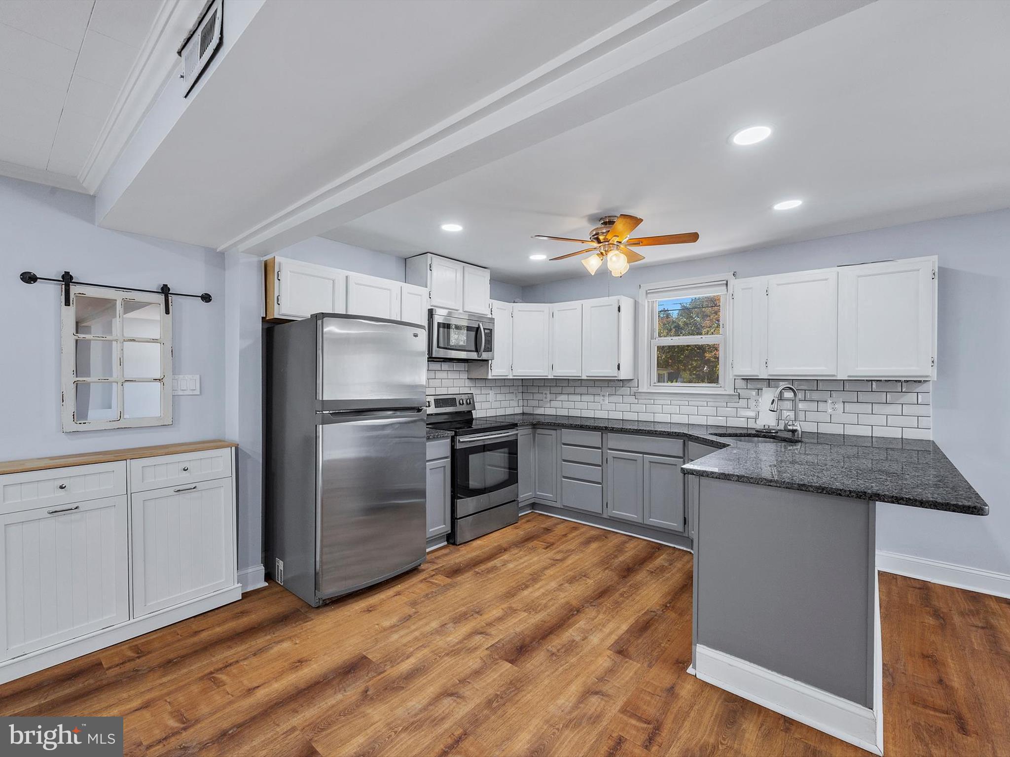 BEAUTY BEACH - Residential Lease