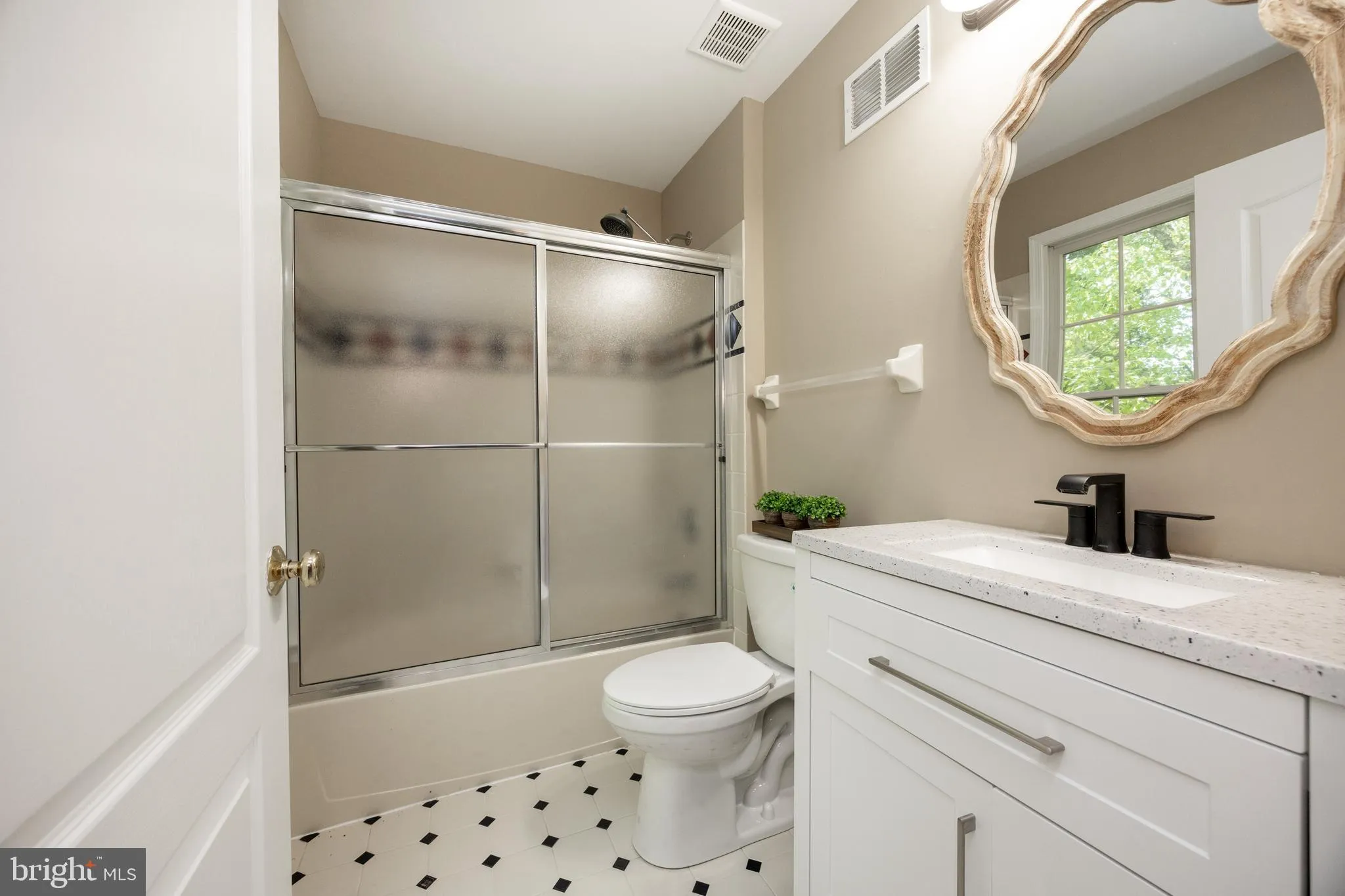 Exton, Pennsylvania 19341, United States, 5 Bedrooms Bedrooms, ,8 BathroomsBathrooms,Residential,Pending,126281