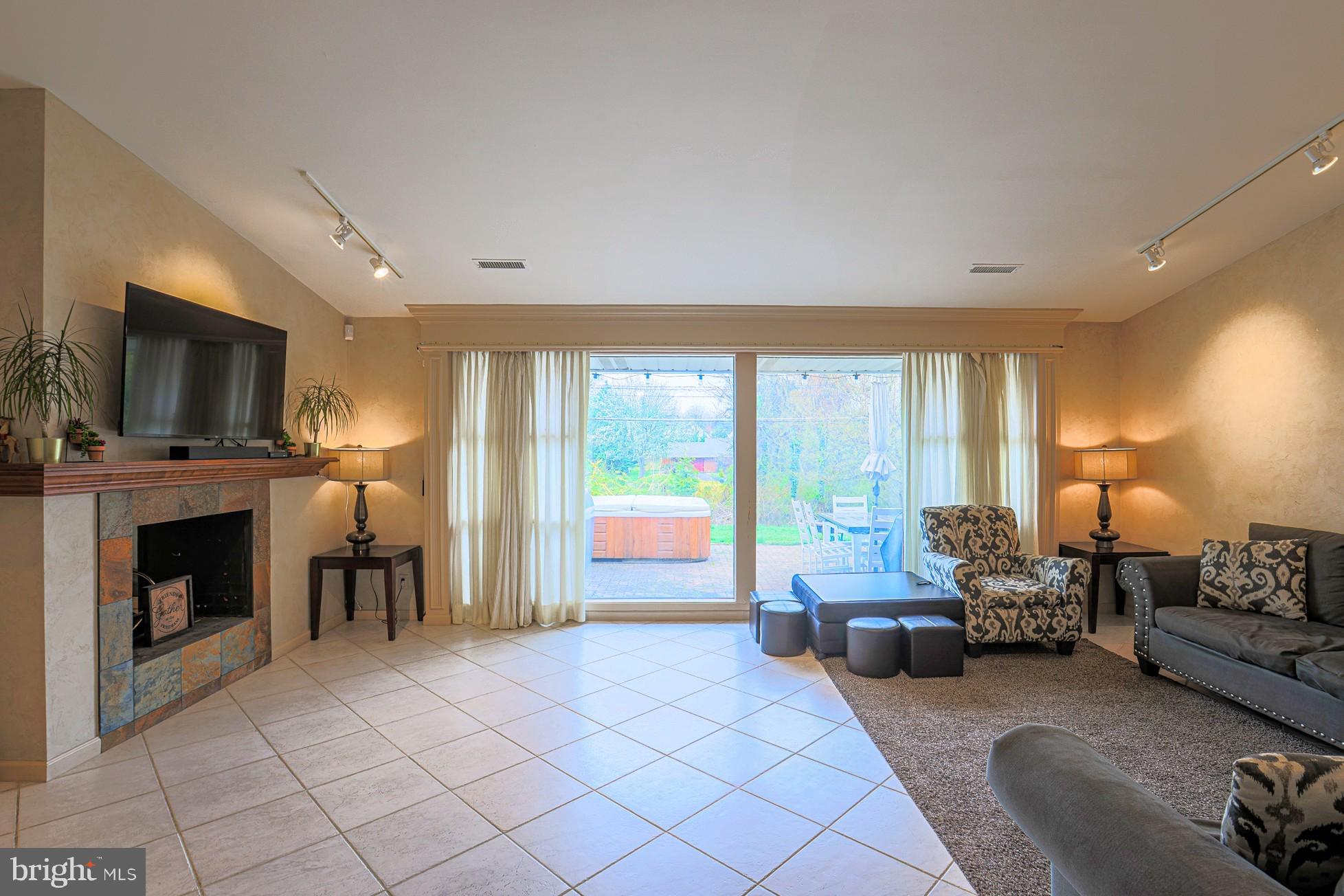 LONG MEADOW ESTATES - Residential