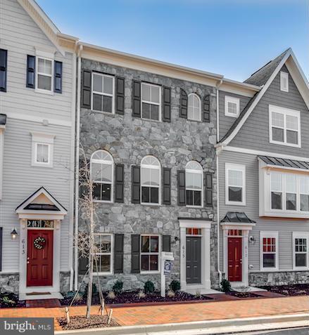 VILLAGE GREENS - Residential