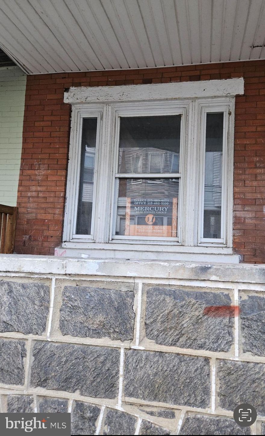 Perfect property for a homeowner or investor. With just some cosmetic upgrades this home will be move-in ready.