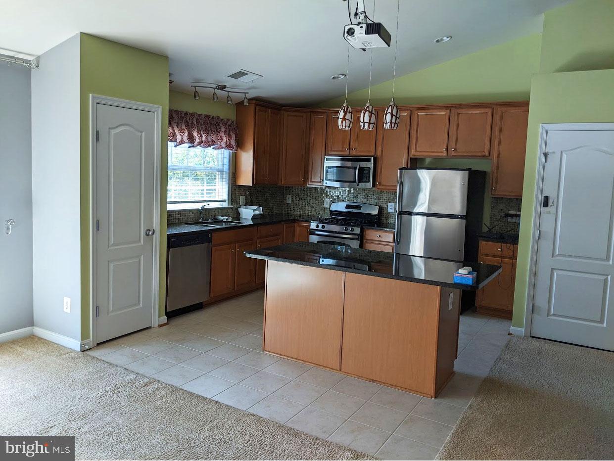 LINDEN ROW CONDOMINIUM - Residential Lease