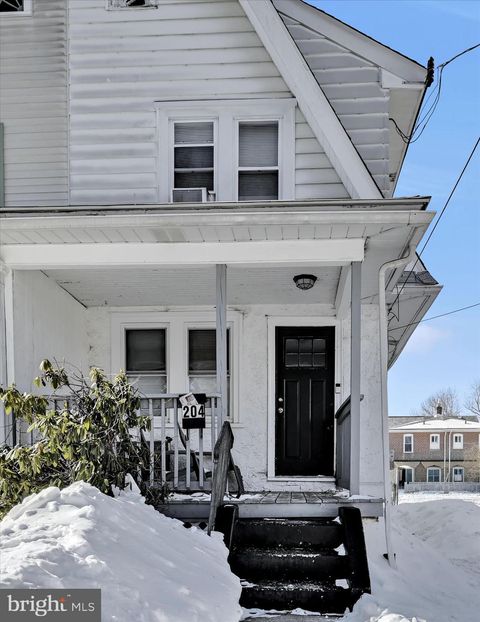 Townhouse For Sale - 204 E Avon Road<br/> BROOKHAVEN, PA 19015