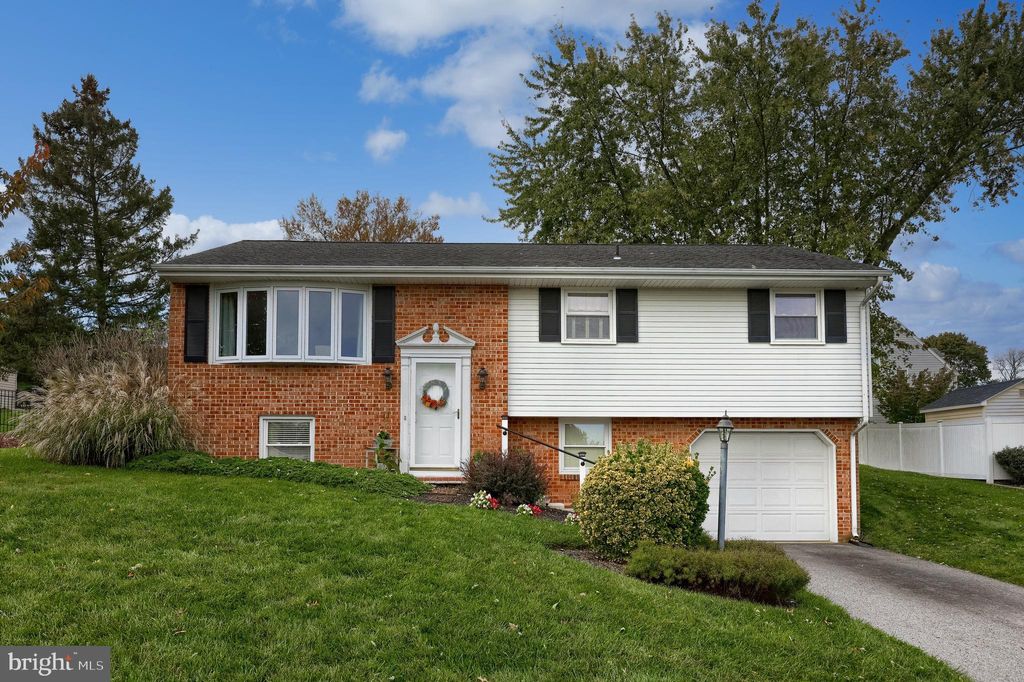 Photo of 4 Logan Heights Road, YORK, PA 17403 (MLS # PAYK2092752)