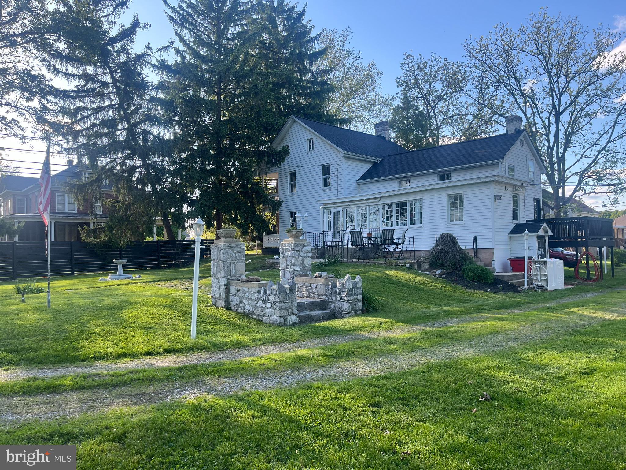 MAUGANSVILLE - Residential