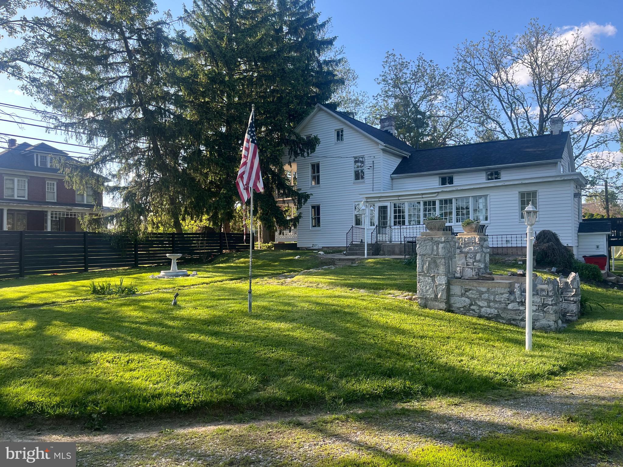 MAUGANSVILLE - Residential