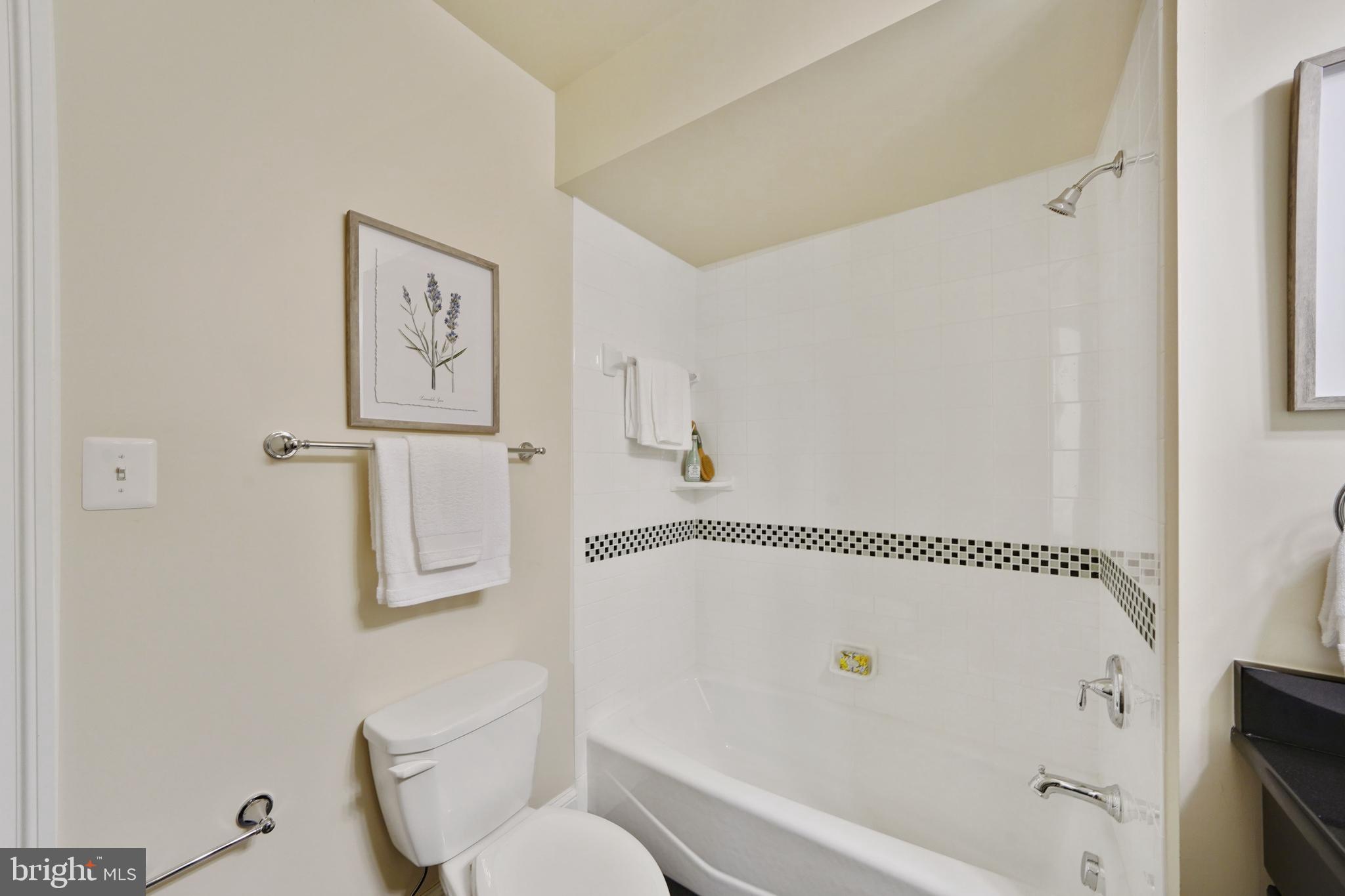 COUNTRY CLUB MANOR - Residential