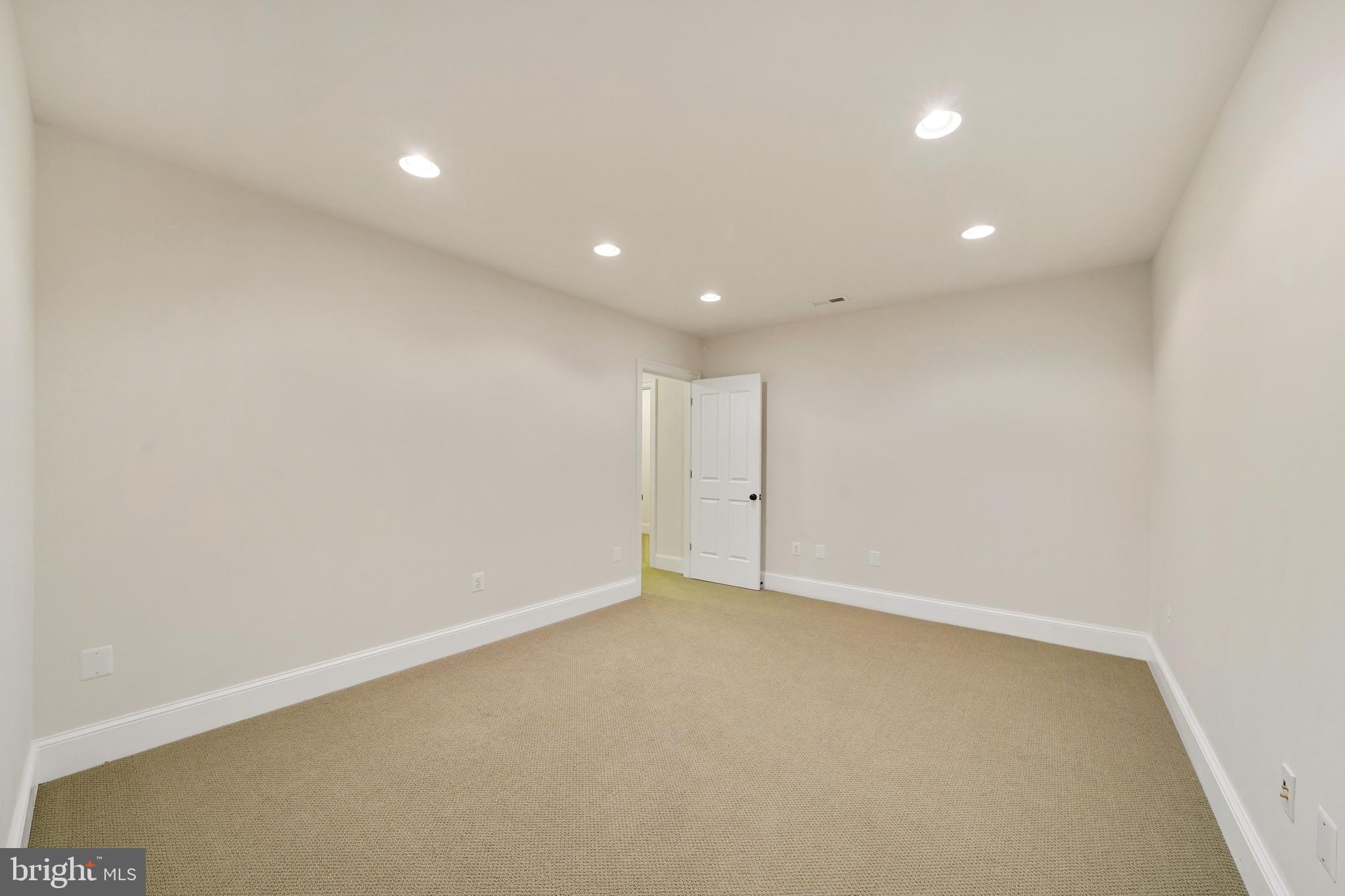 COUNTRY CLUB MANOR - Residential