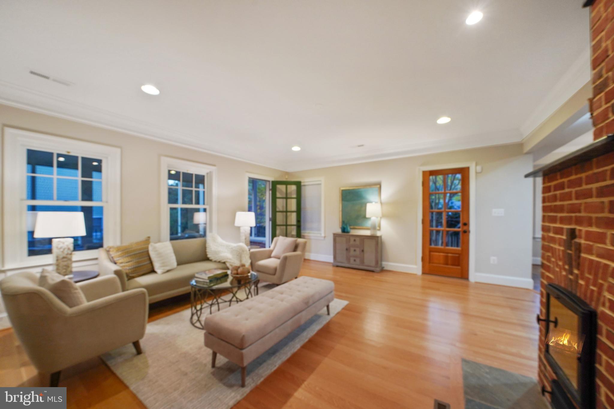 COUNTRY CLUB MANOR - Residential