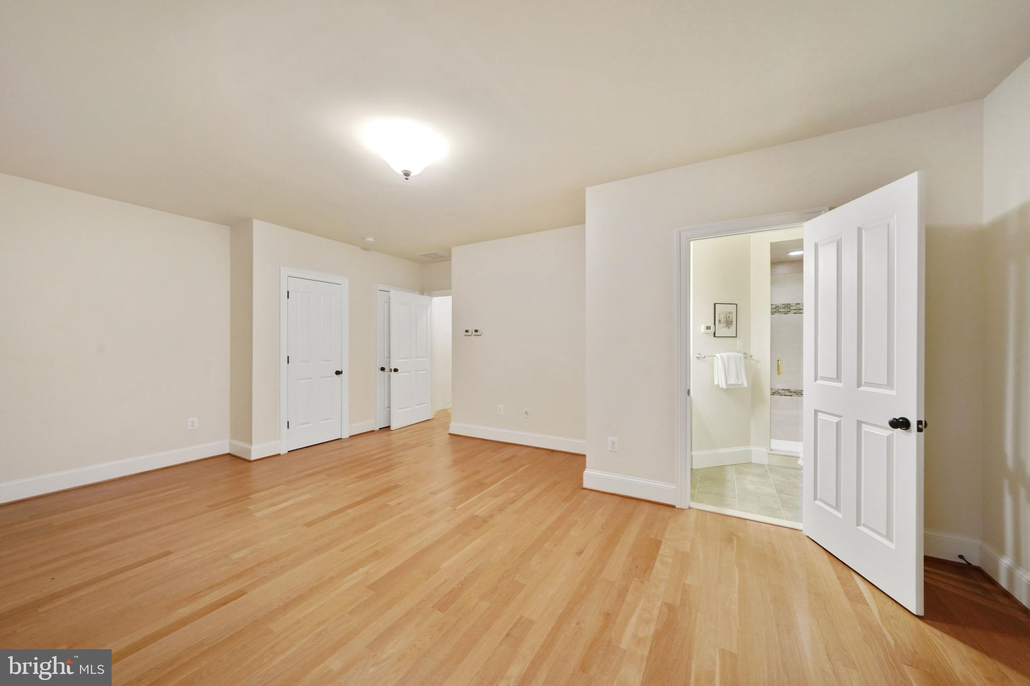 COUNTRY CLUB MANOR - Residential