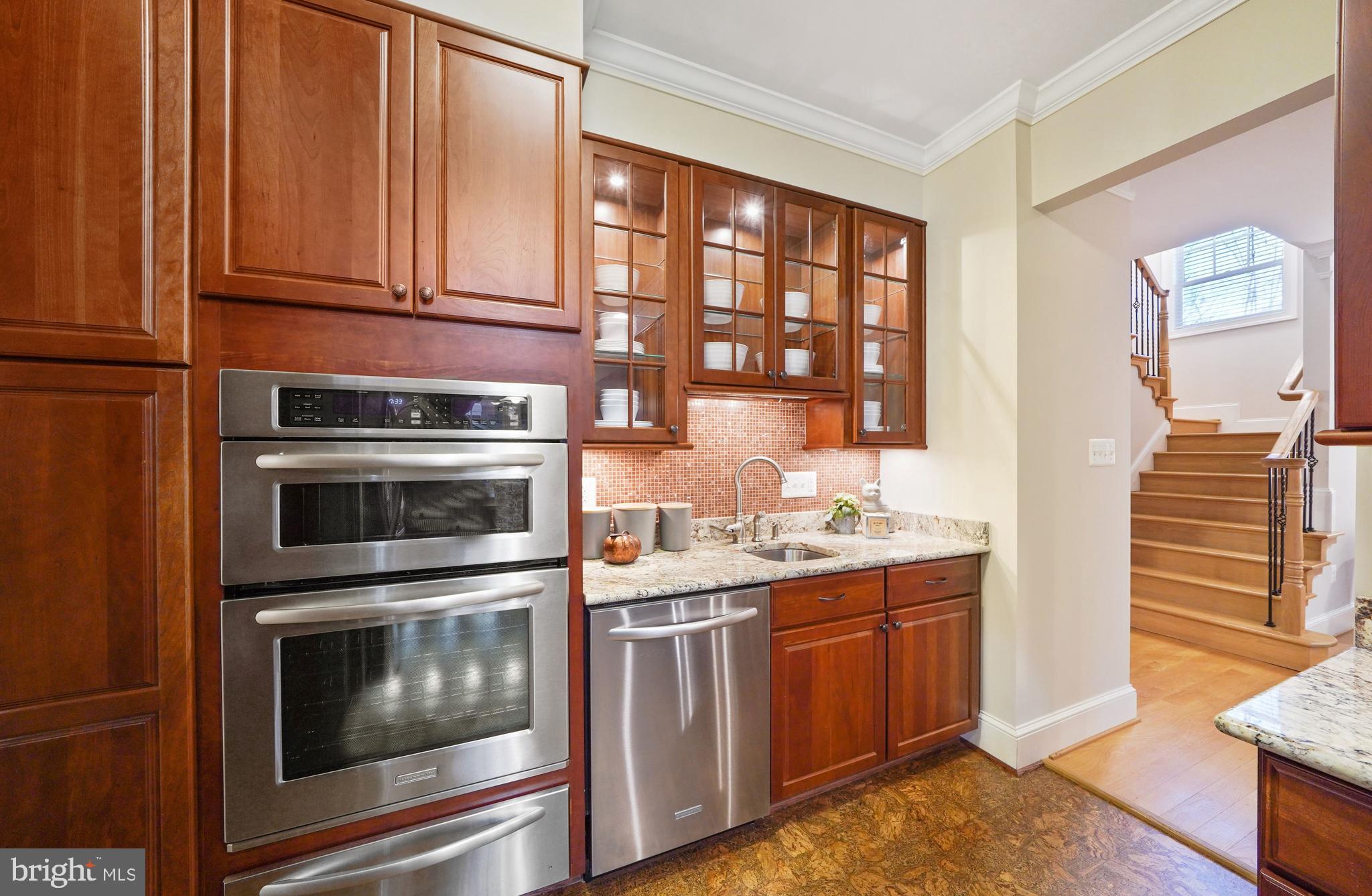 COUNTRY CLUB MANOR - Residential