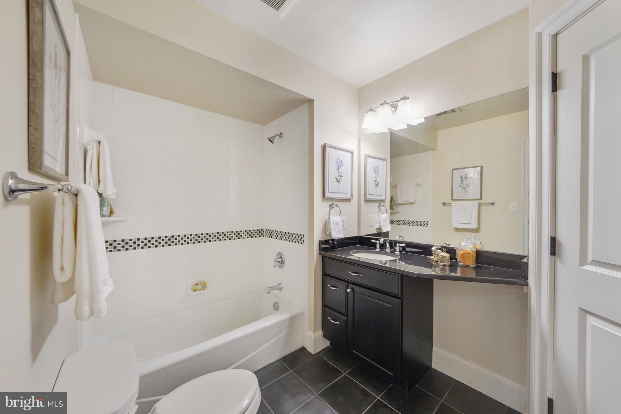 COUNTRY CLUB MANOR - Residential