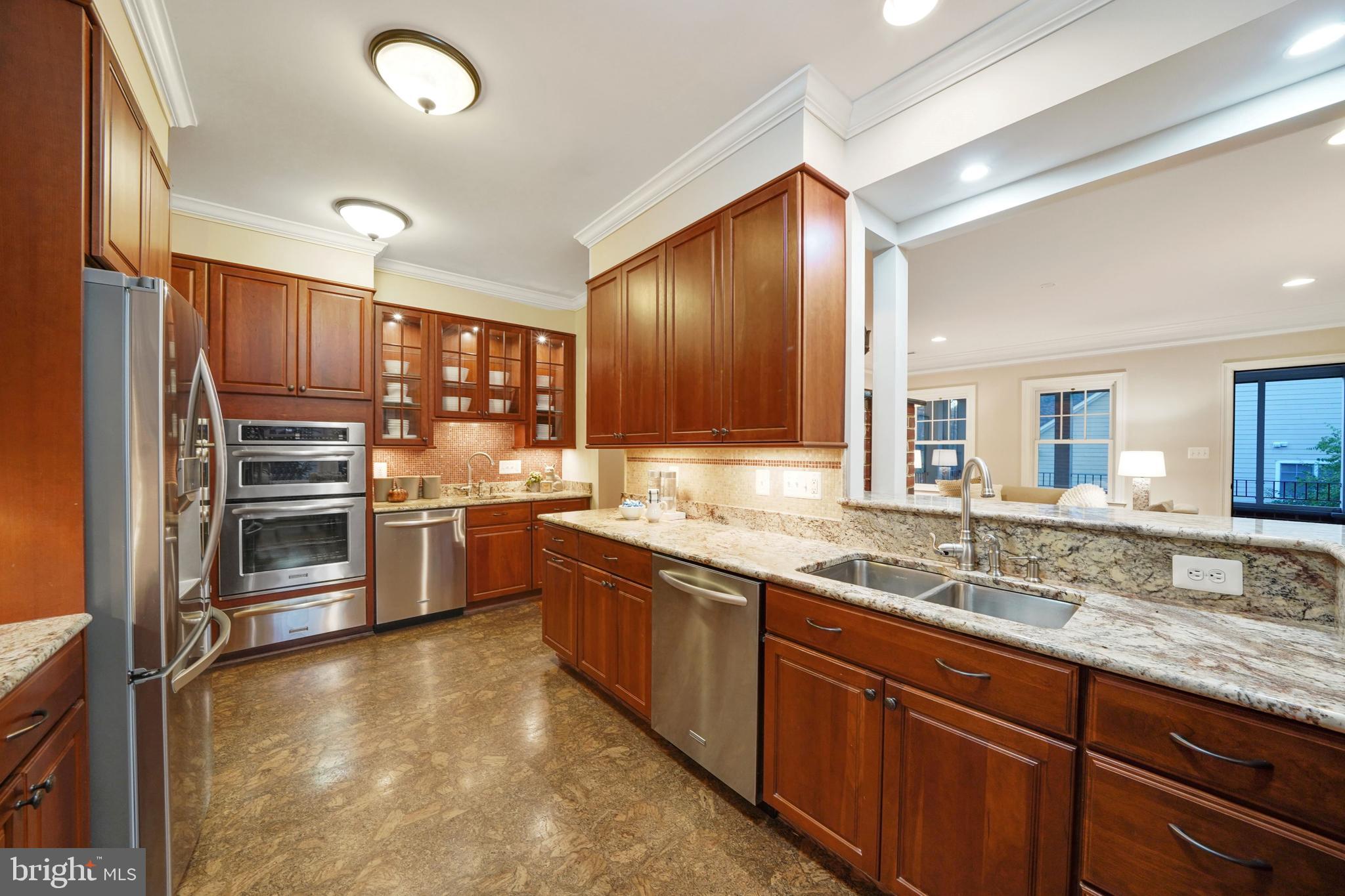 COUNTRY CLUB MANOR - Residential