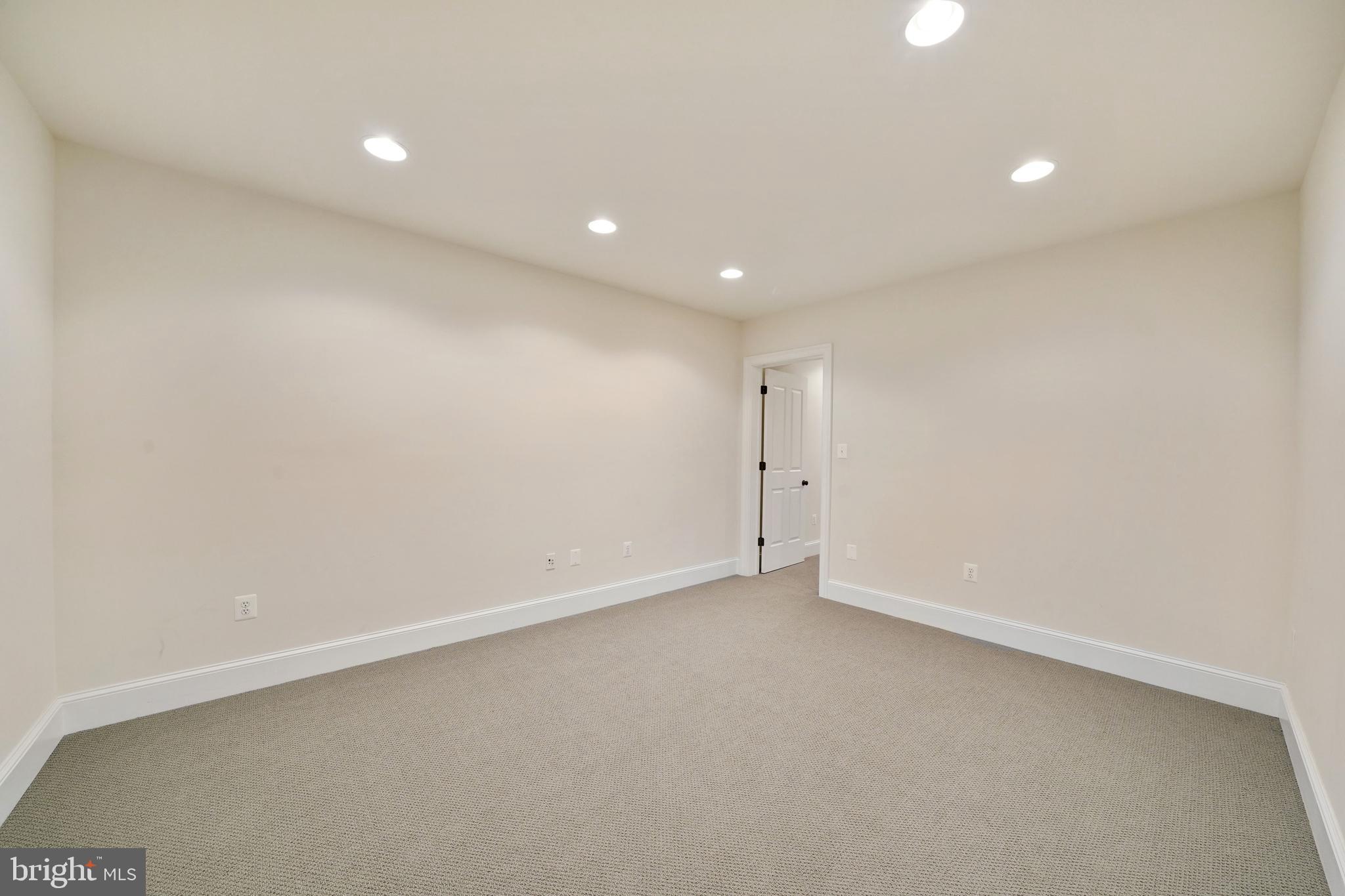 COUNTRY CLUB MANOR - Residential