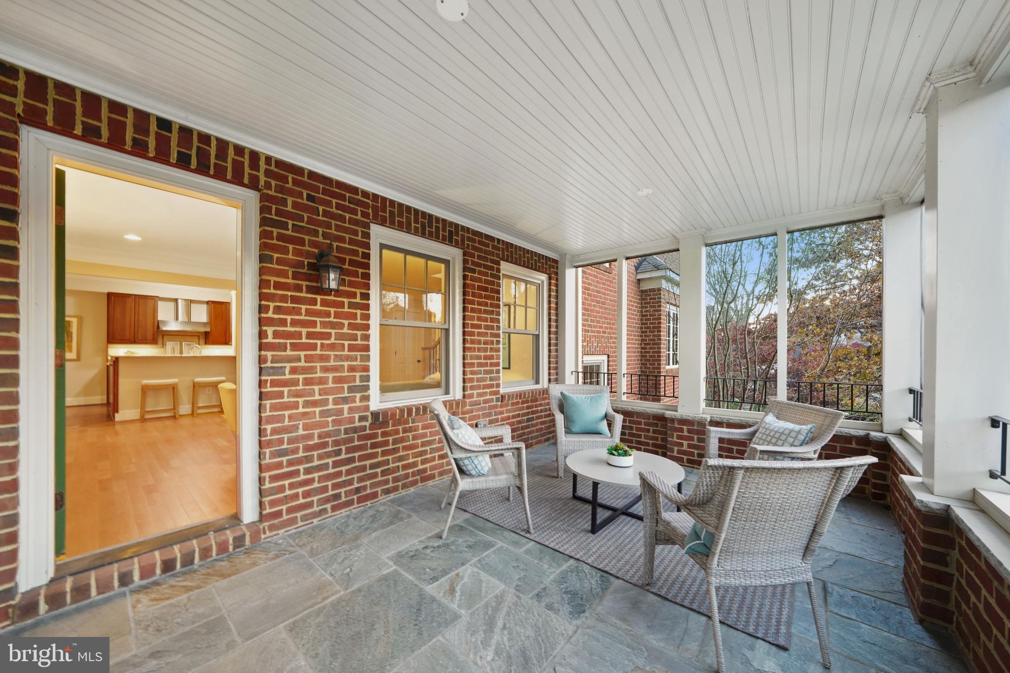 COUNTRY CLUB MANOR - Residential