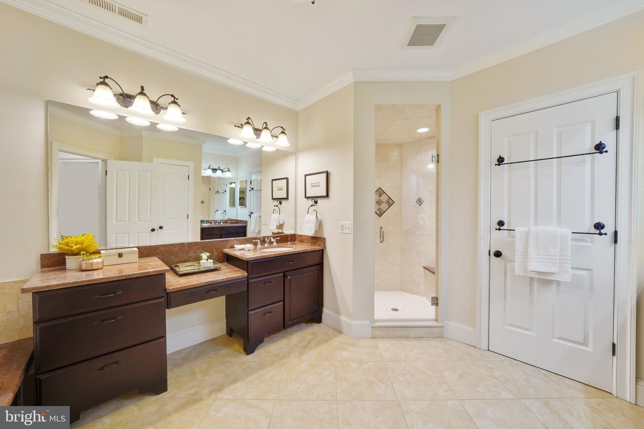 COUNTRY CLUB MANOR - Residential