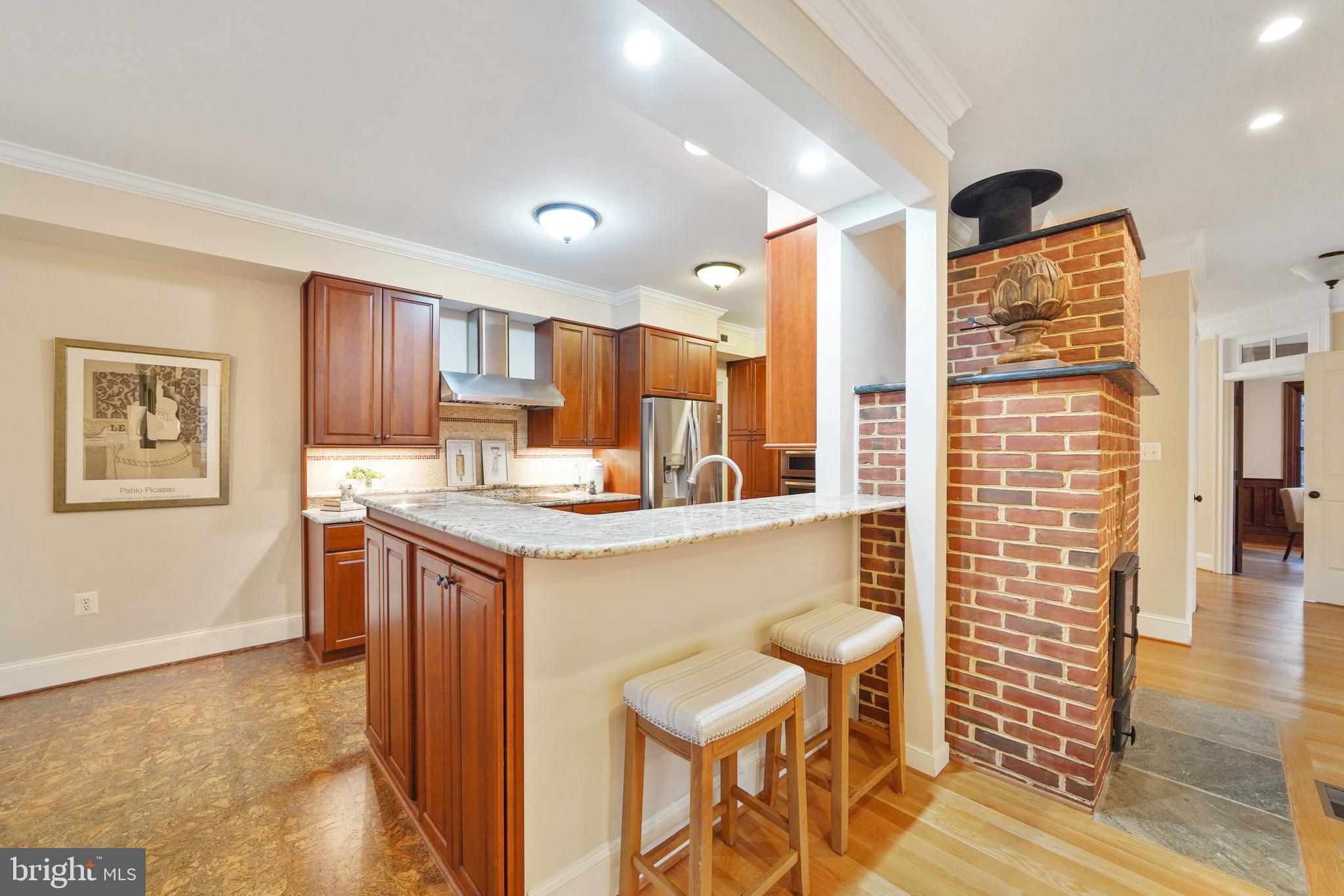 COUNTRY CLUB MANOR - Residential